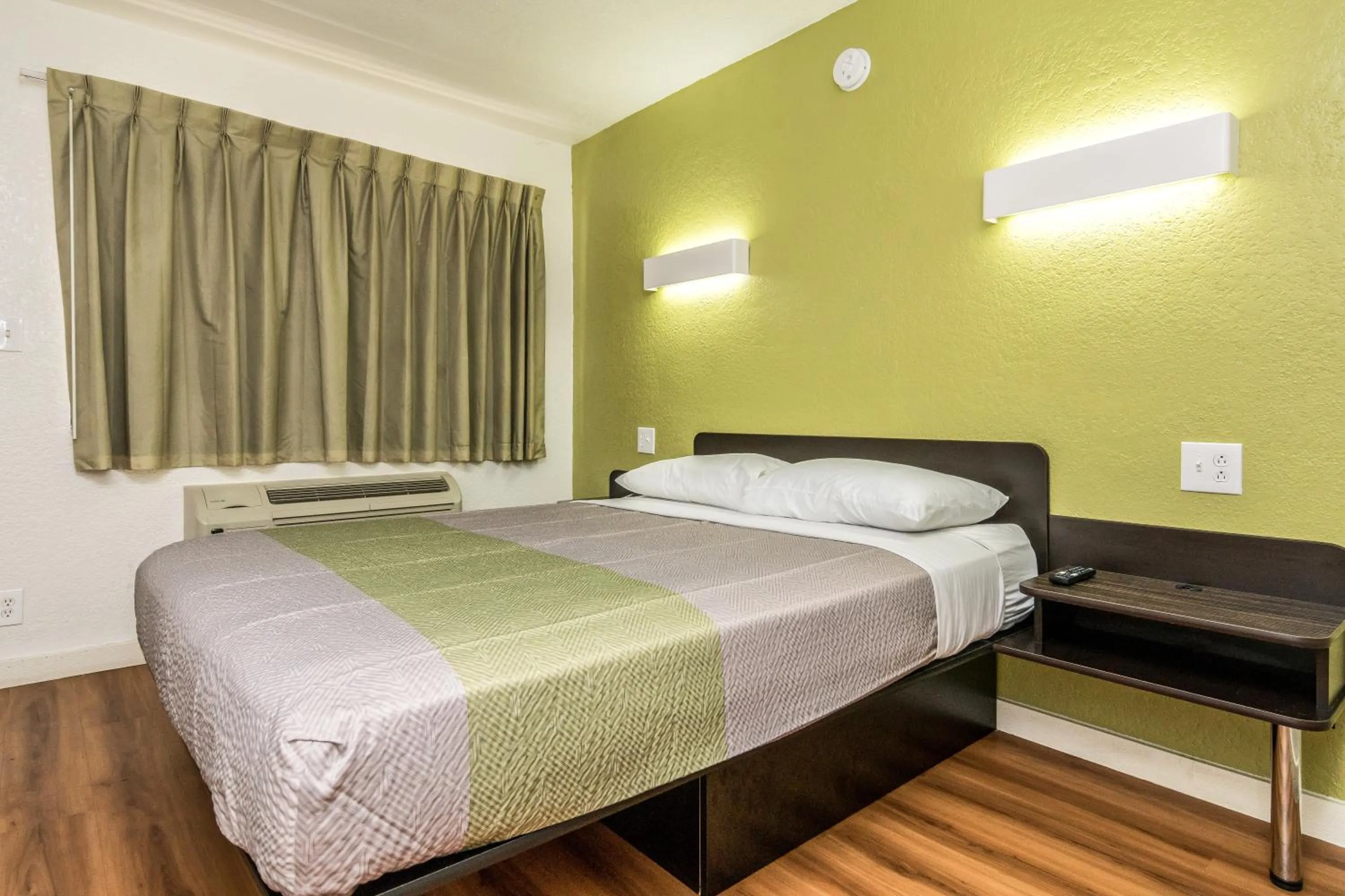 Bedroom, Bed in Motel 6 Fort Worth, TX - North