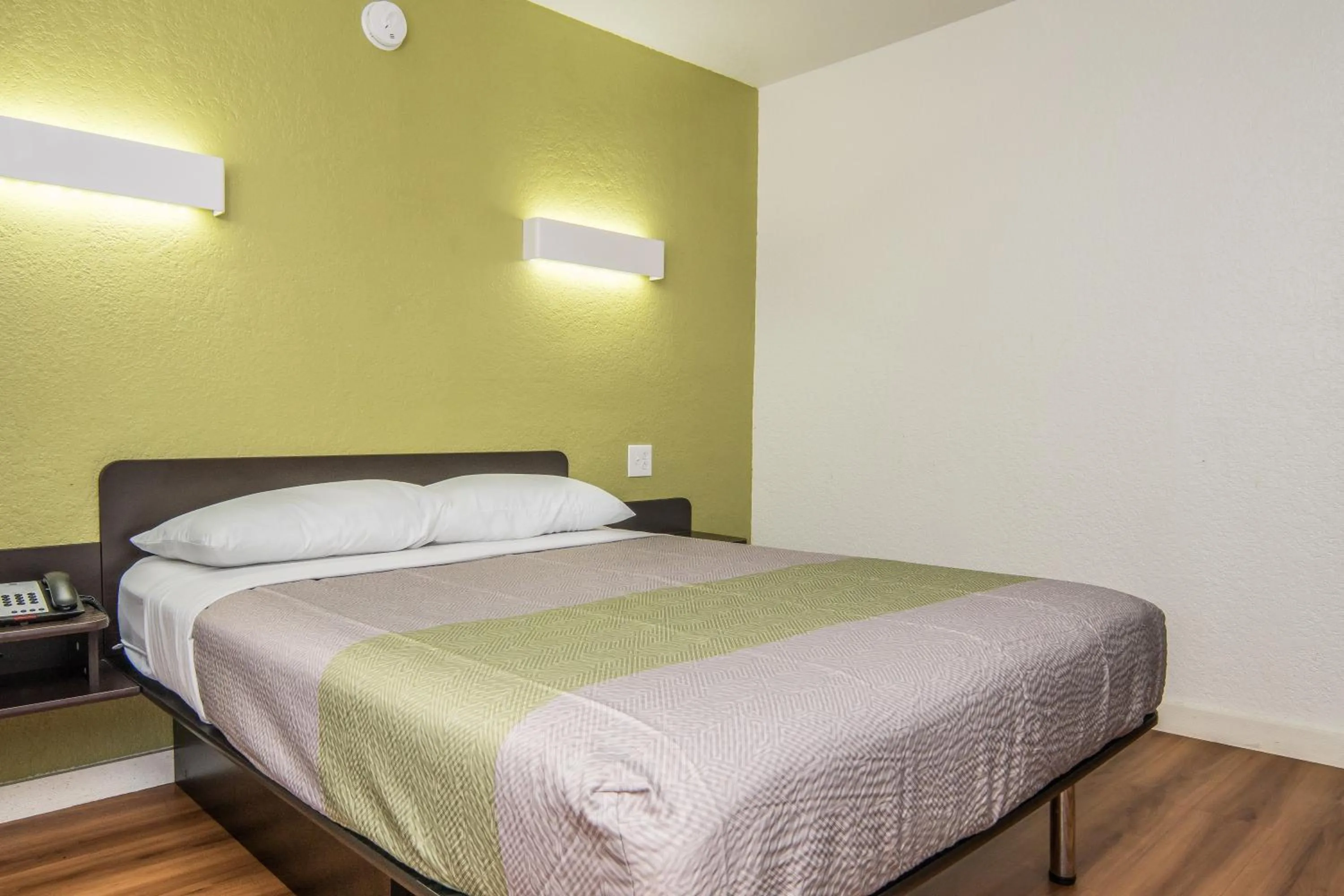 Bed in Motel 6 Fort Worth, TX - North