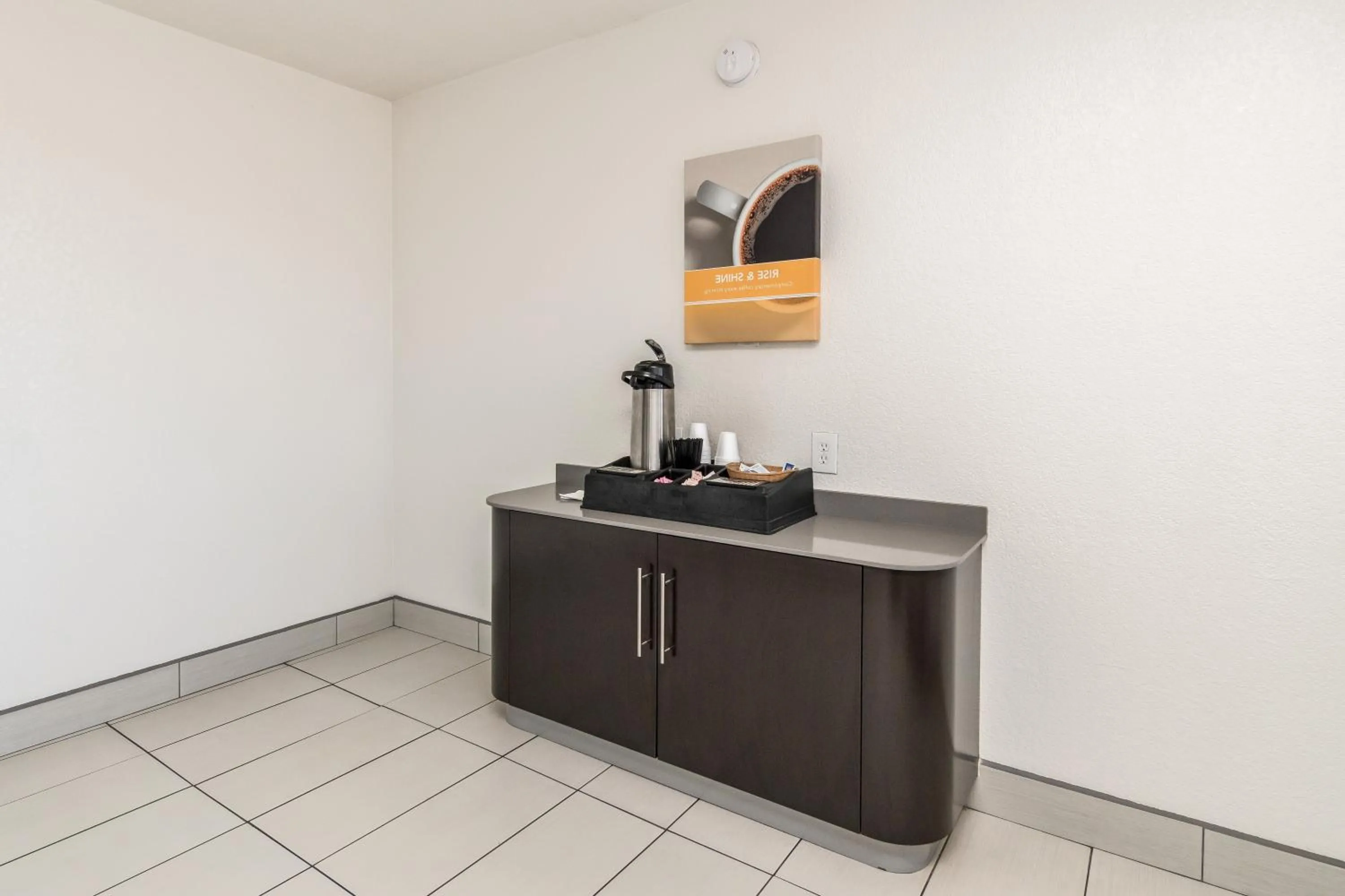 Living room in Motel 6 Fort Worth, TX - North