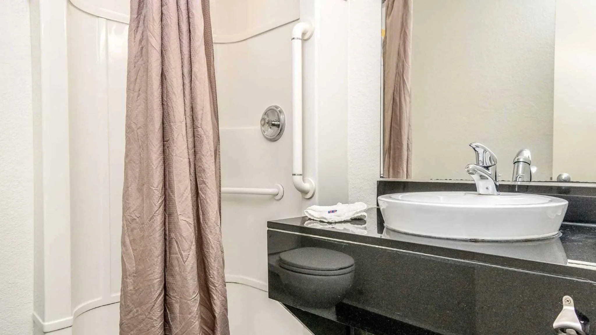 Bathroom in Motel 6 Fort Worth, TX - North