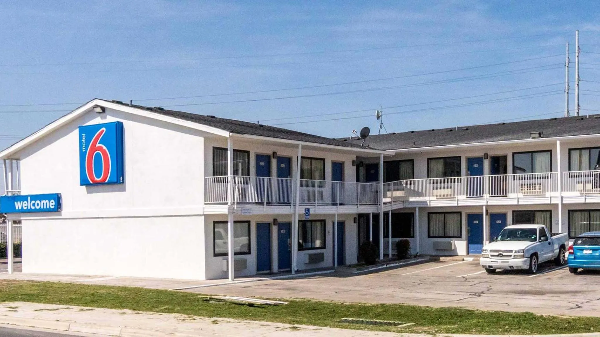 Property building in Motel 6 Fort Worth, TX - North