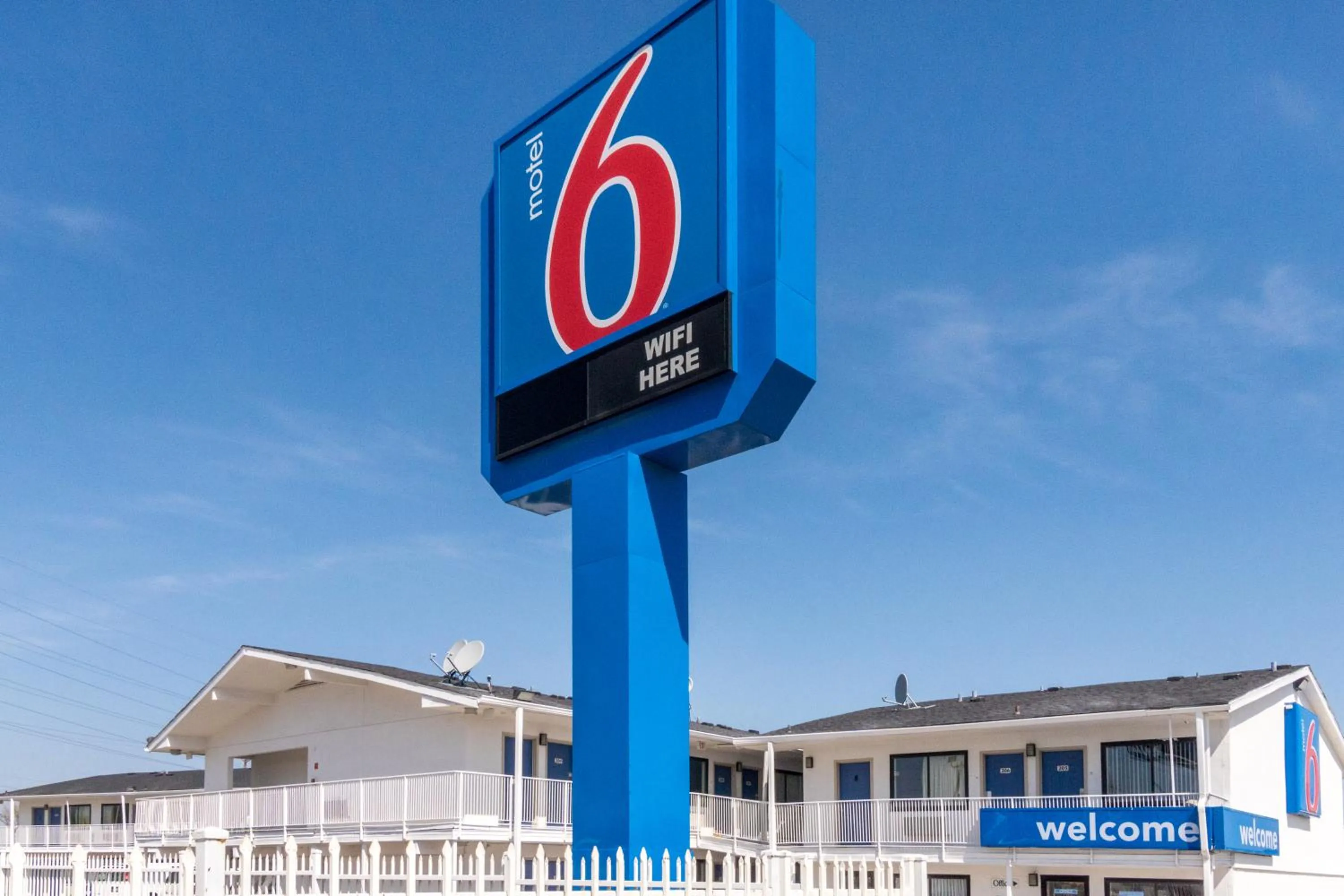 Logo/Certificate/Sign in Motel 6 Fort Worth, TX - North