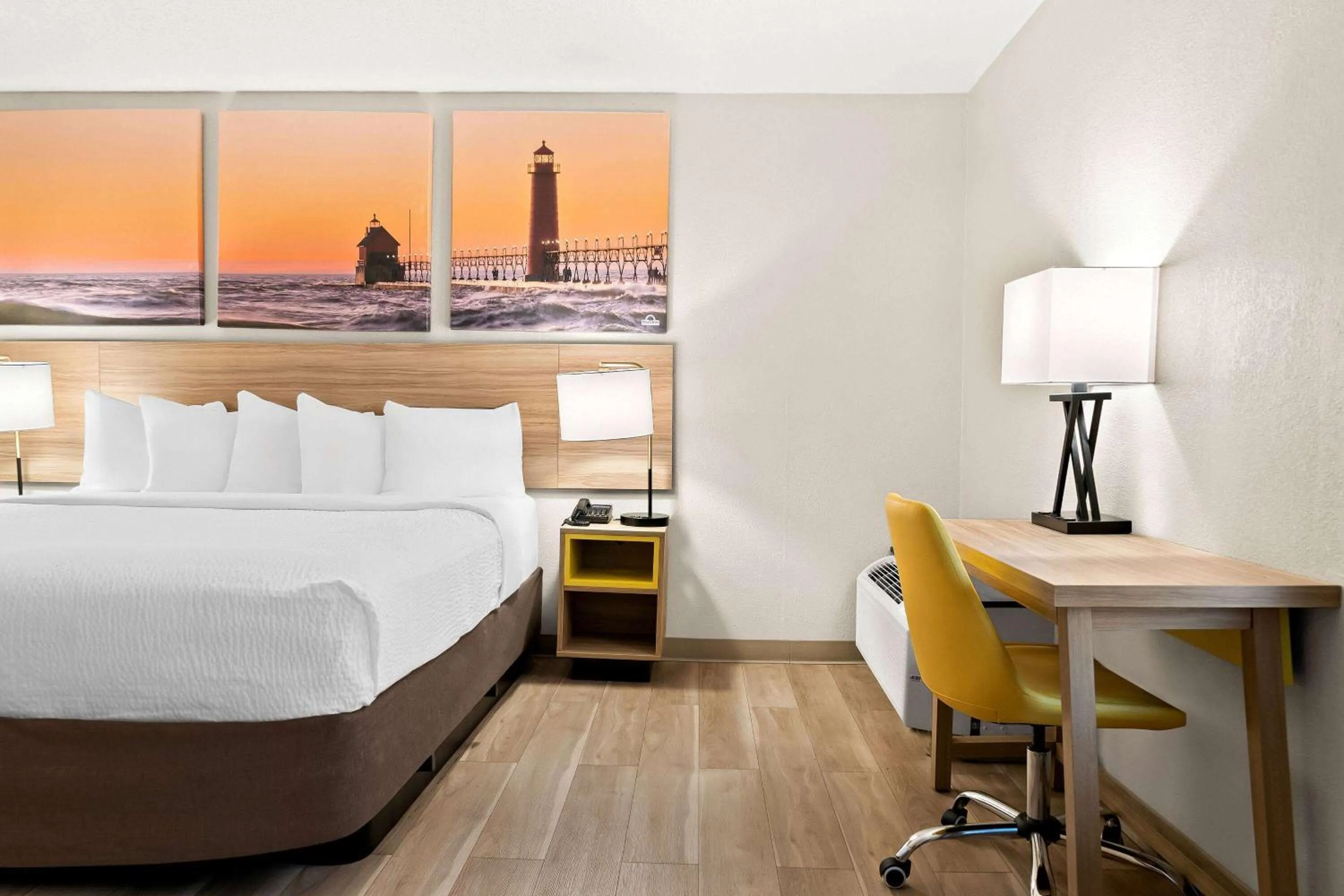 Photo of the whole room, Bed in Days Inn & Suites by Wyndham Warren