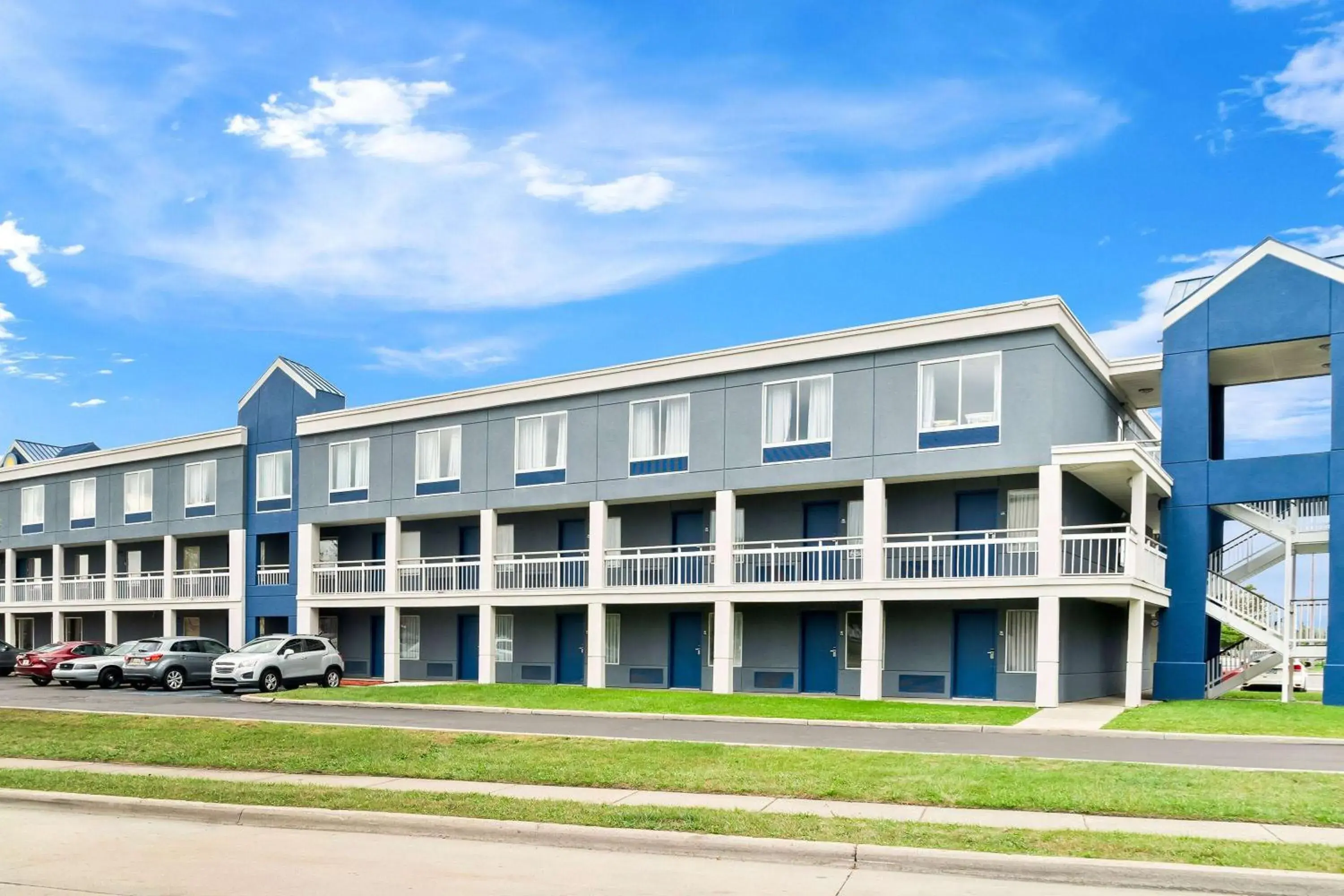 Property building in Days Inn & Suites by Wyndham Warren Property building in Days Inn & Suites by Wyndham Warren