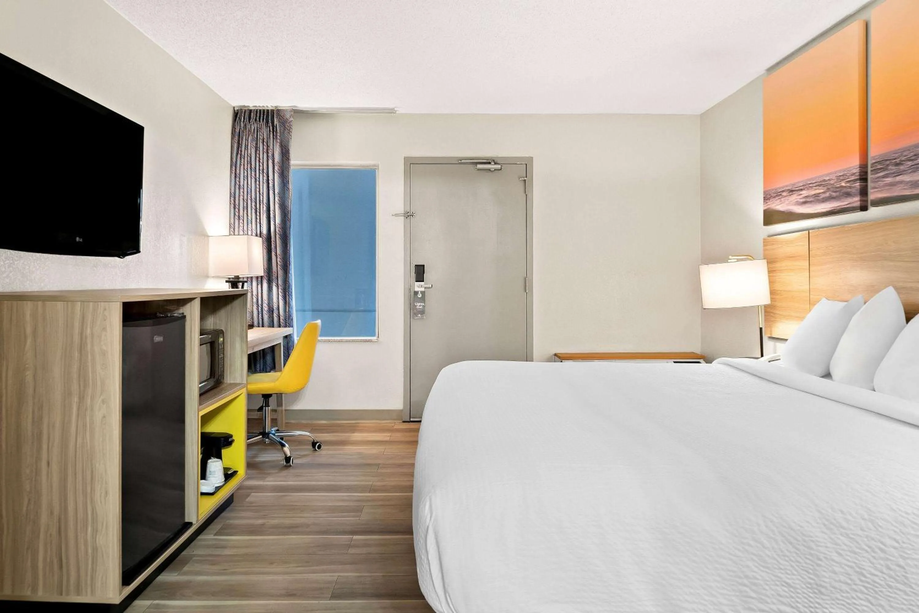 Bed in Days Inn & Suites by Wyndham Warren