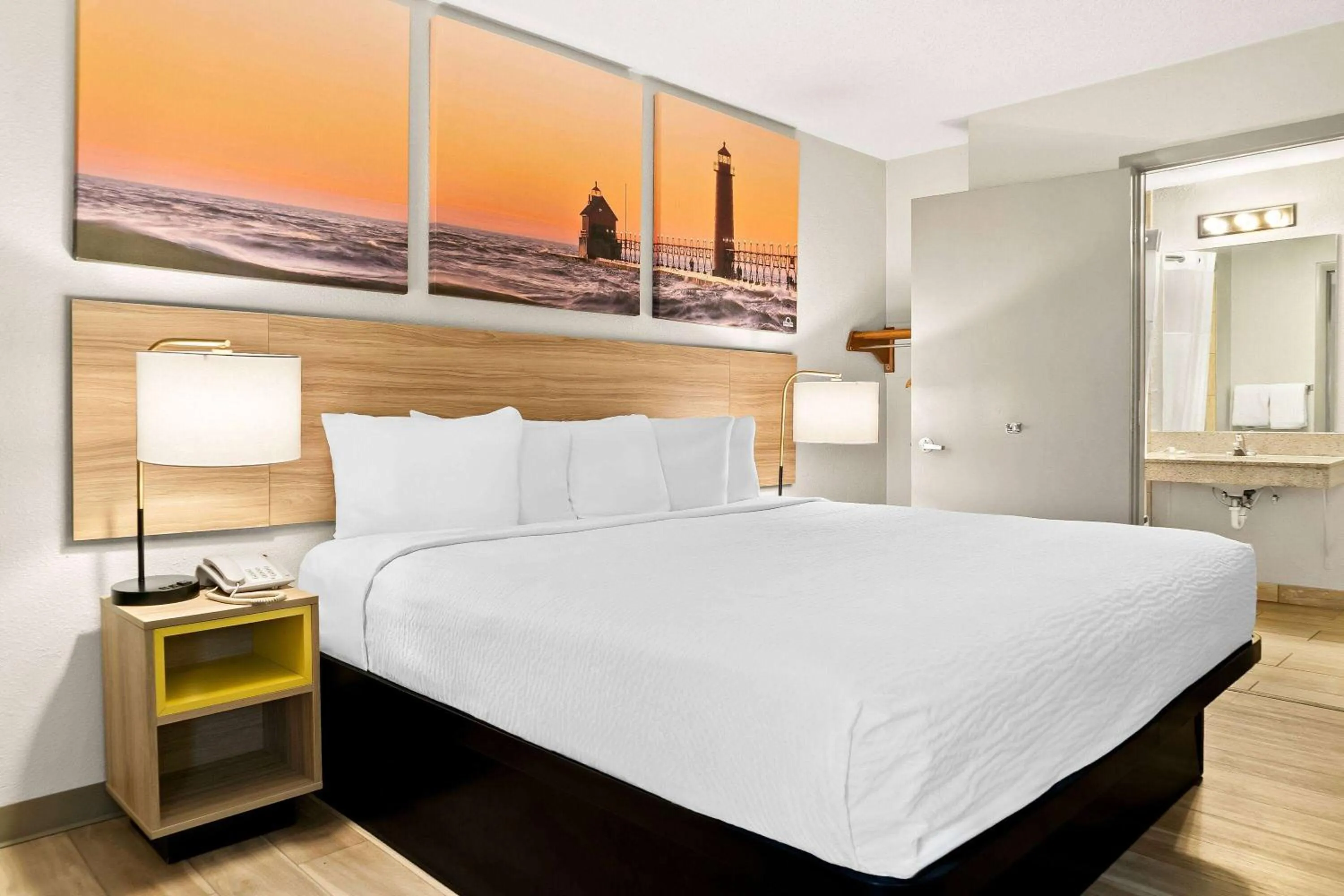 Bed in Days Inn & Suites by Wyndham Warren