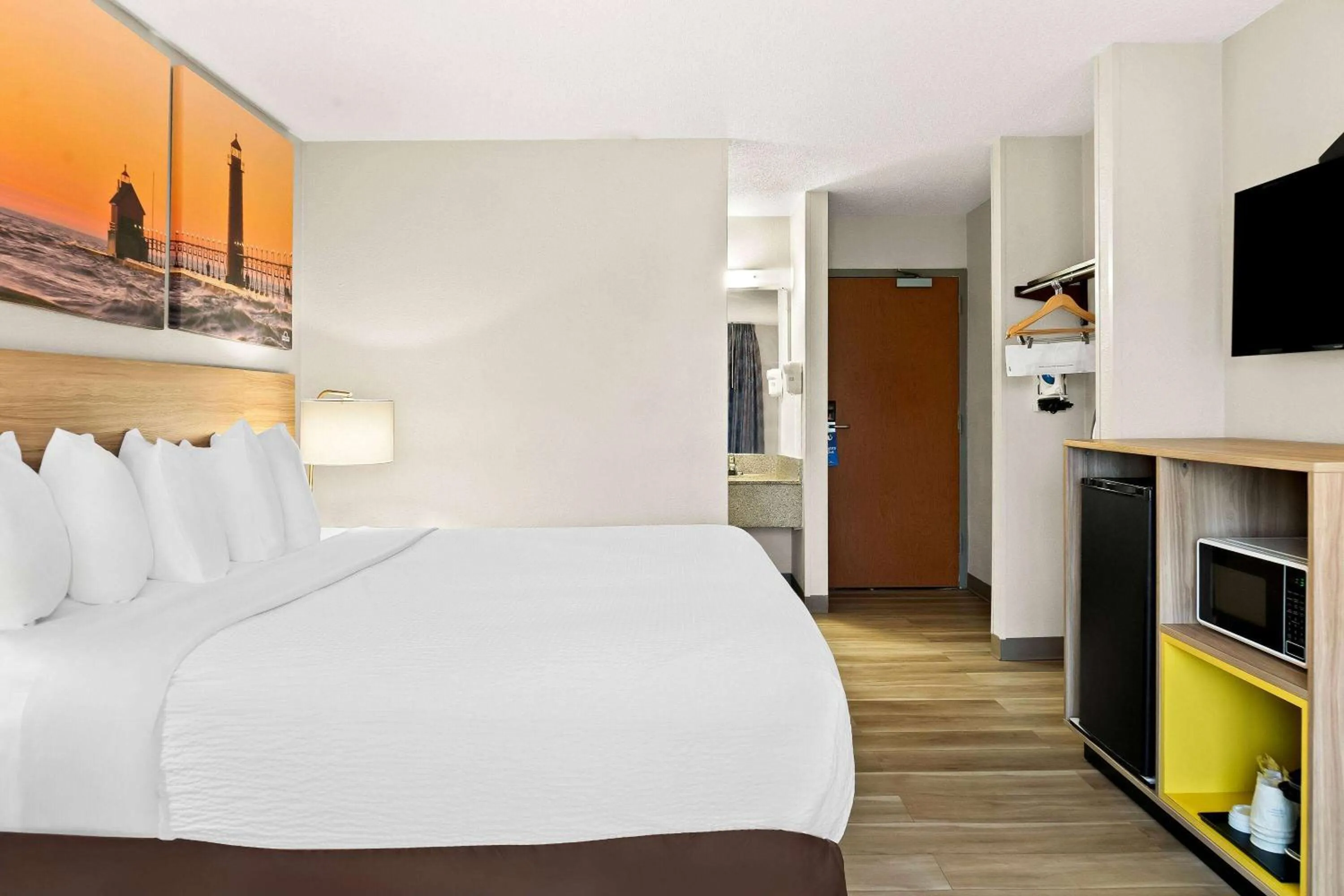 Bed in Days Inn & Suites by Wyndham Warren