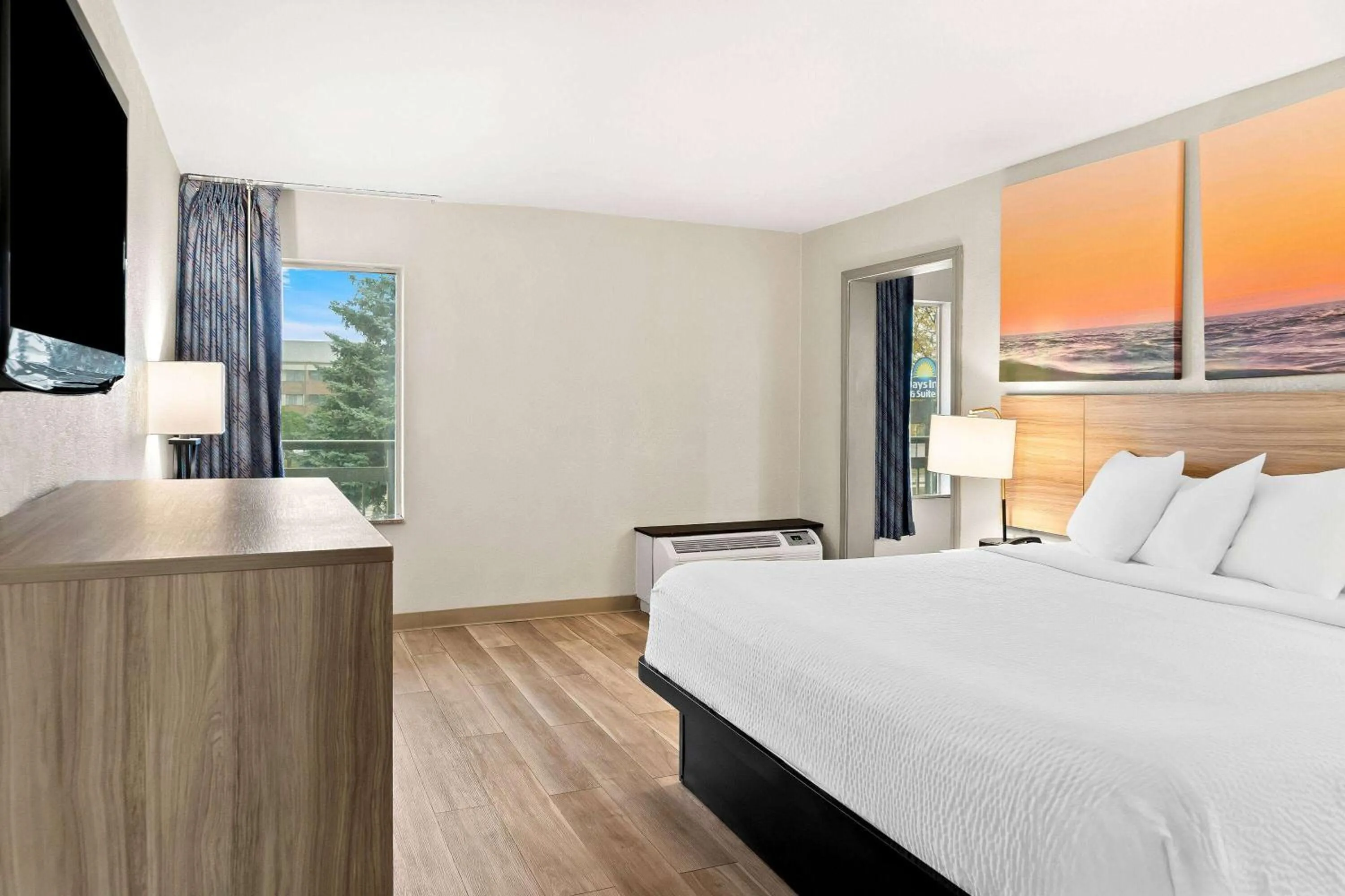 Photo of the whole room, Bed in Days Inn & Suites by Wyndham Warren