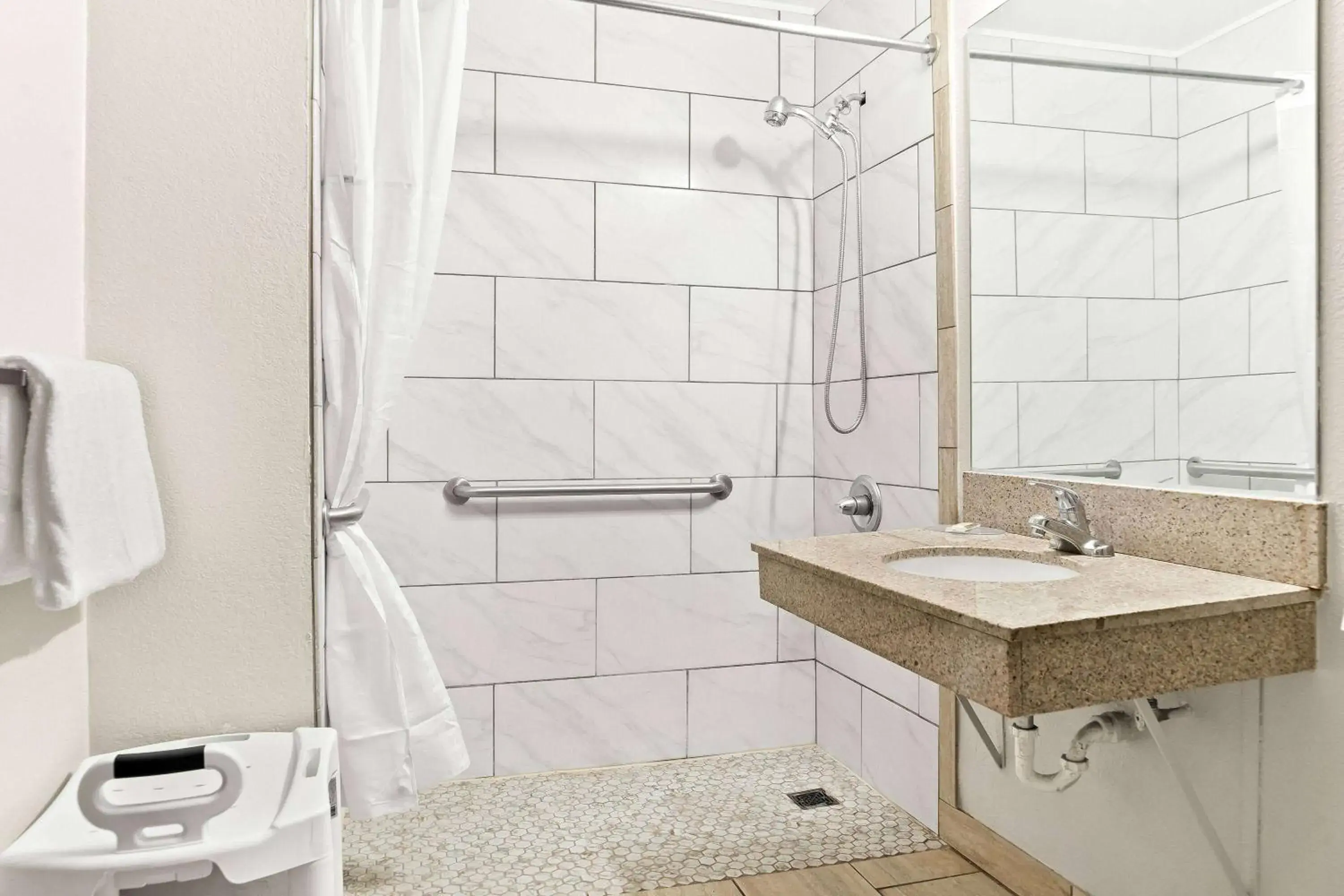 Deluxe King Room - Disability Access - Non-Smoking in Days Inn & Suites by Wyndham Warren Deluxe King Room - Disability Access - Non-Smoking in Days Inn & Suites by Wyndham Warren