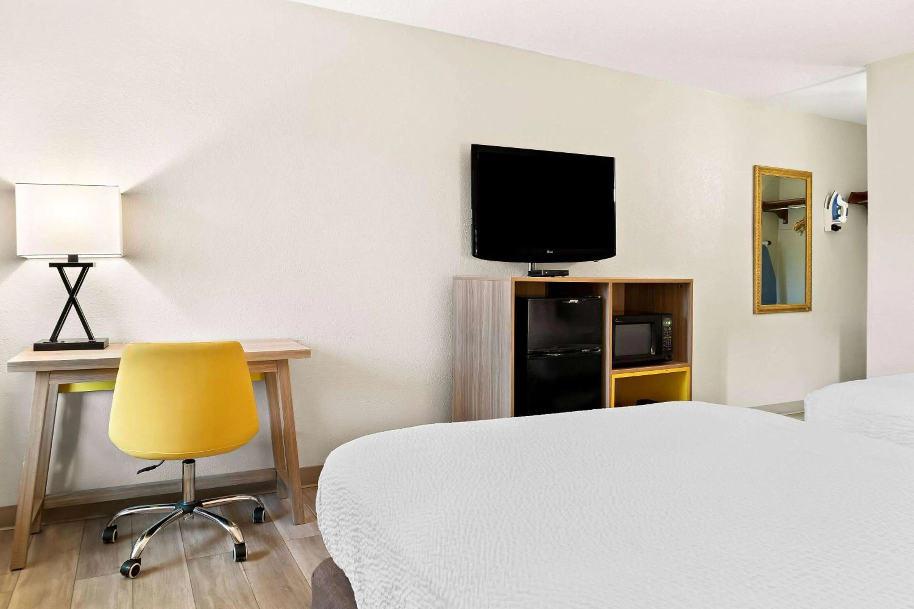 Bed in Days Inn & Suites by Wyndham Warren