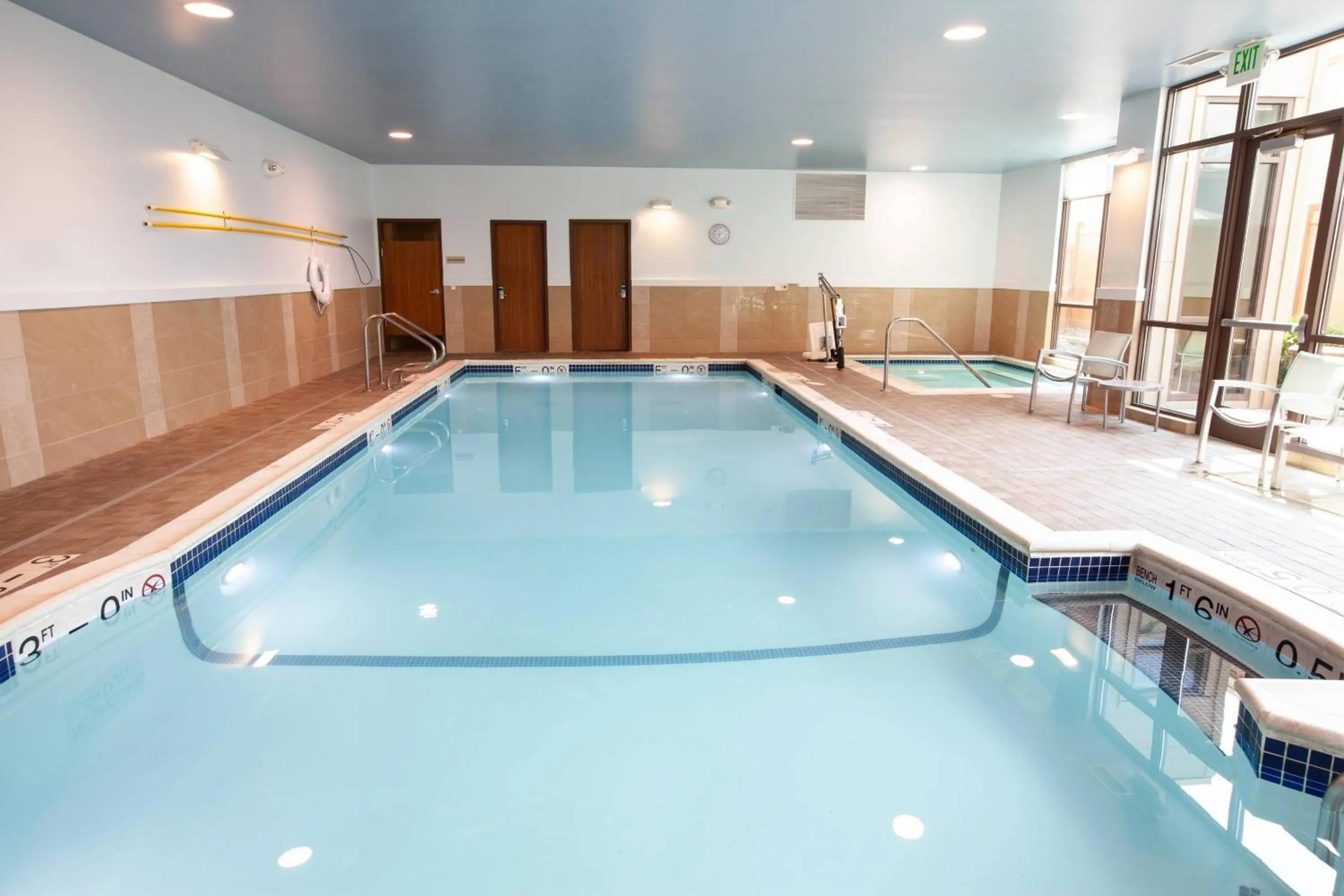 Swimming pool in SpringHill Suites Wenatchee