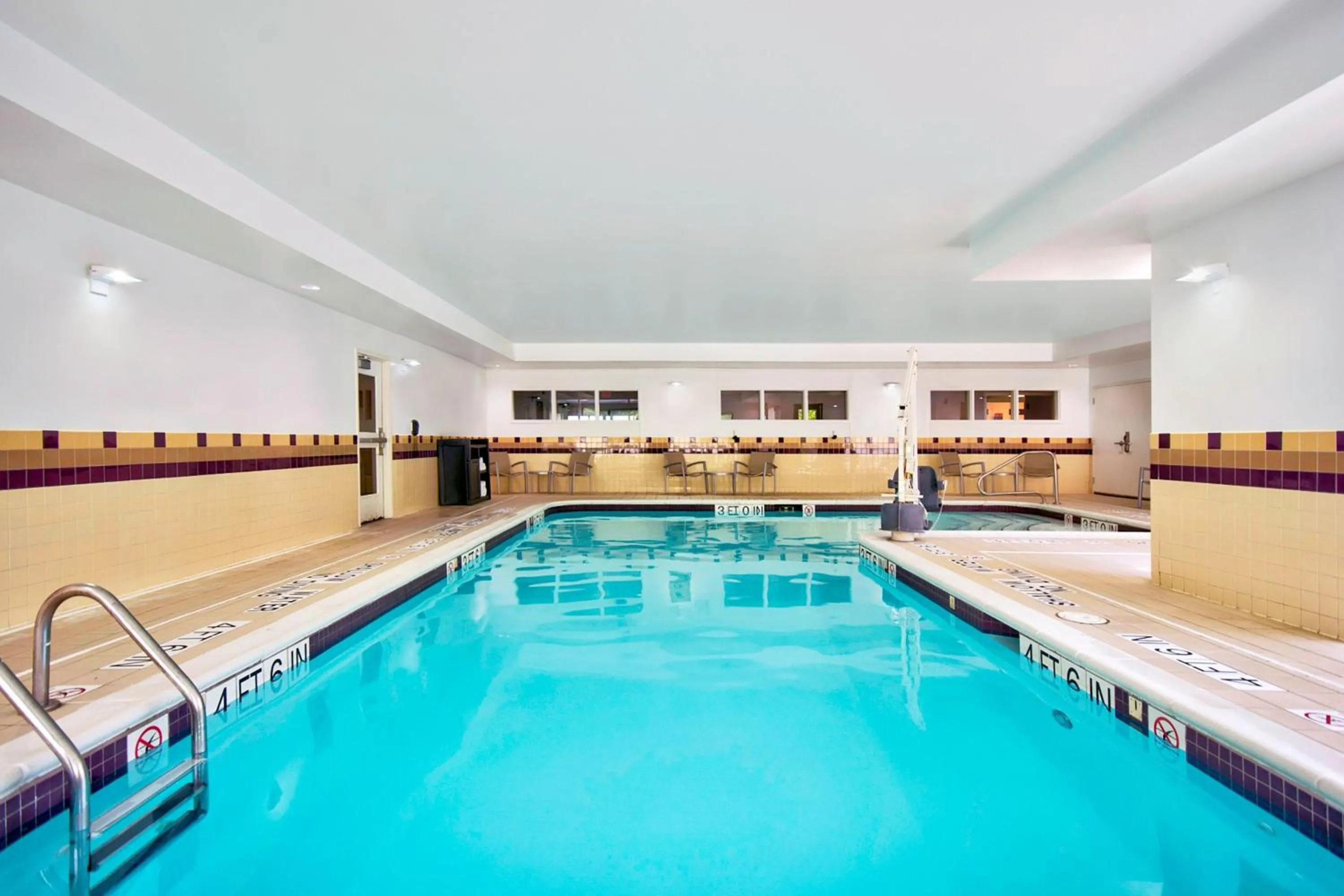 Swimming pool in SpringHill Suites Erie