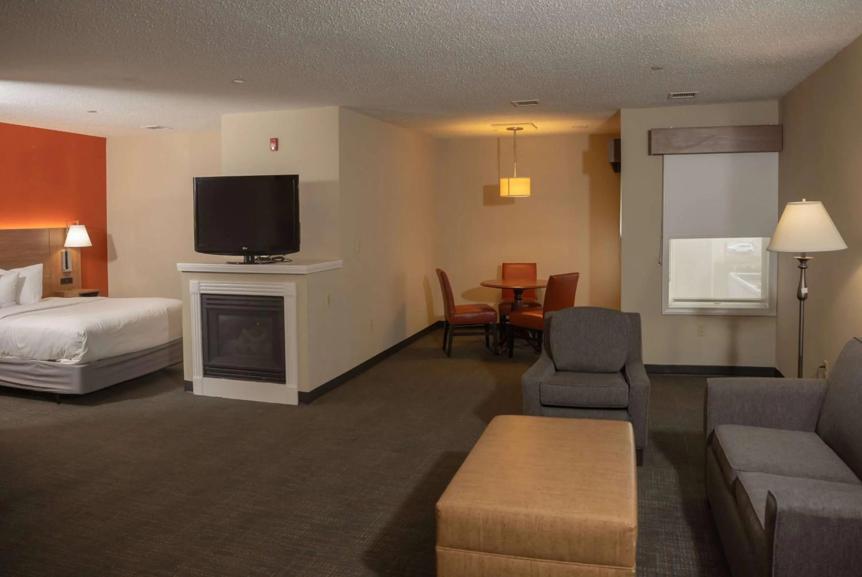 Photo of the whole room, Bed in Hawthorn Suites by Wyndham Erie