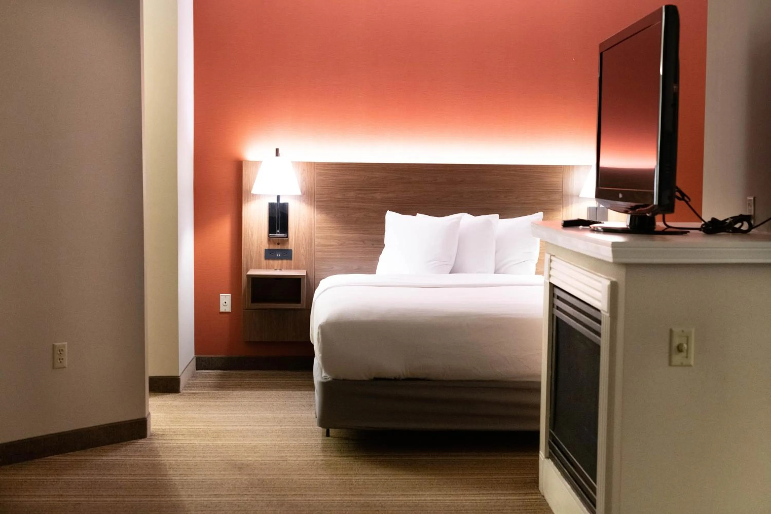 Bedroom, Bed in Hawthorn Suites by Wyndham Erie