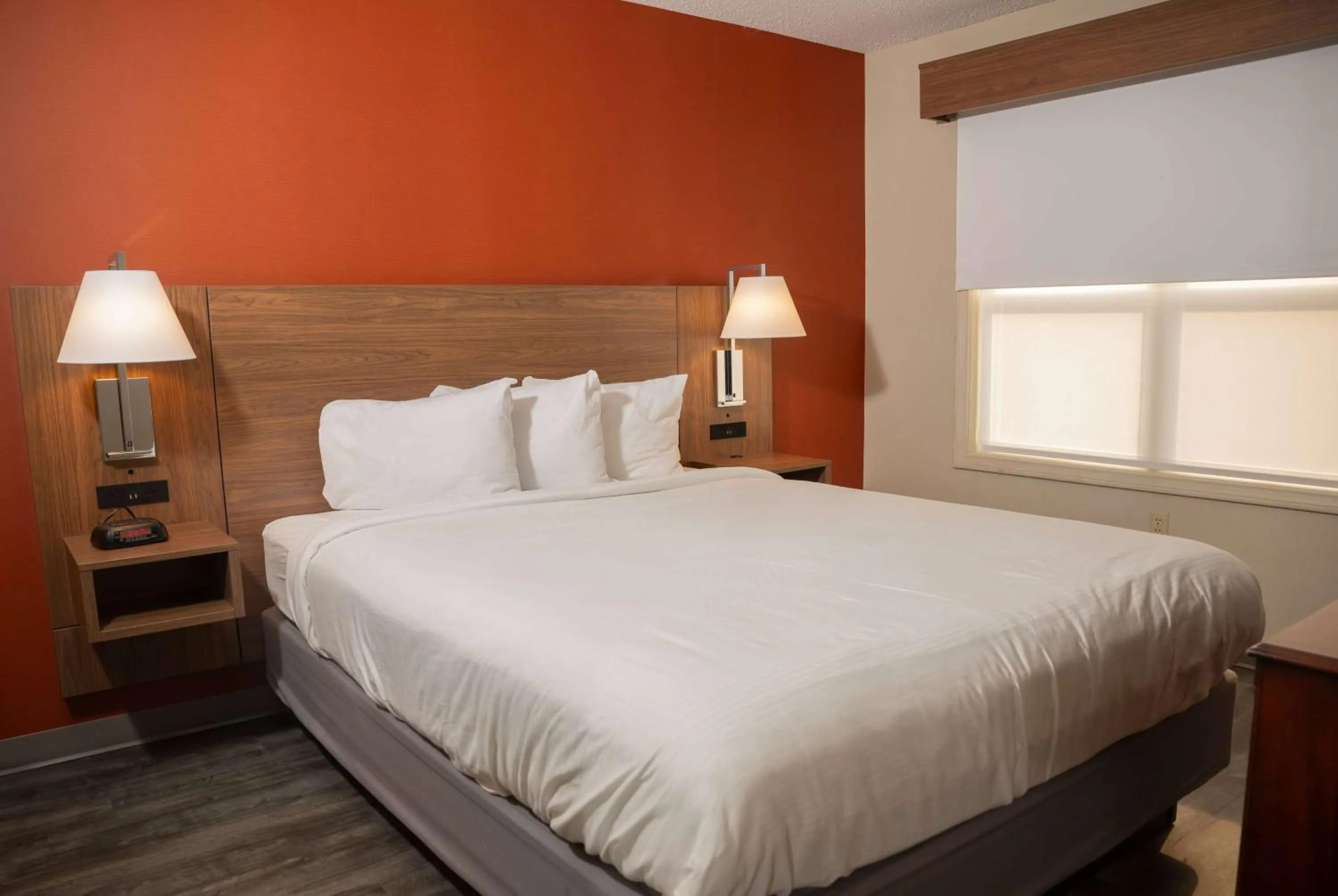 Photo of the whole room, Bed in Hawthorn Suites by Wyndham Erie