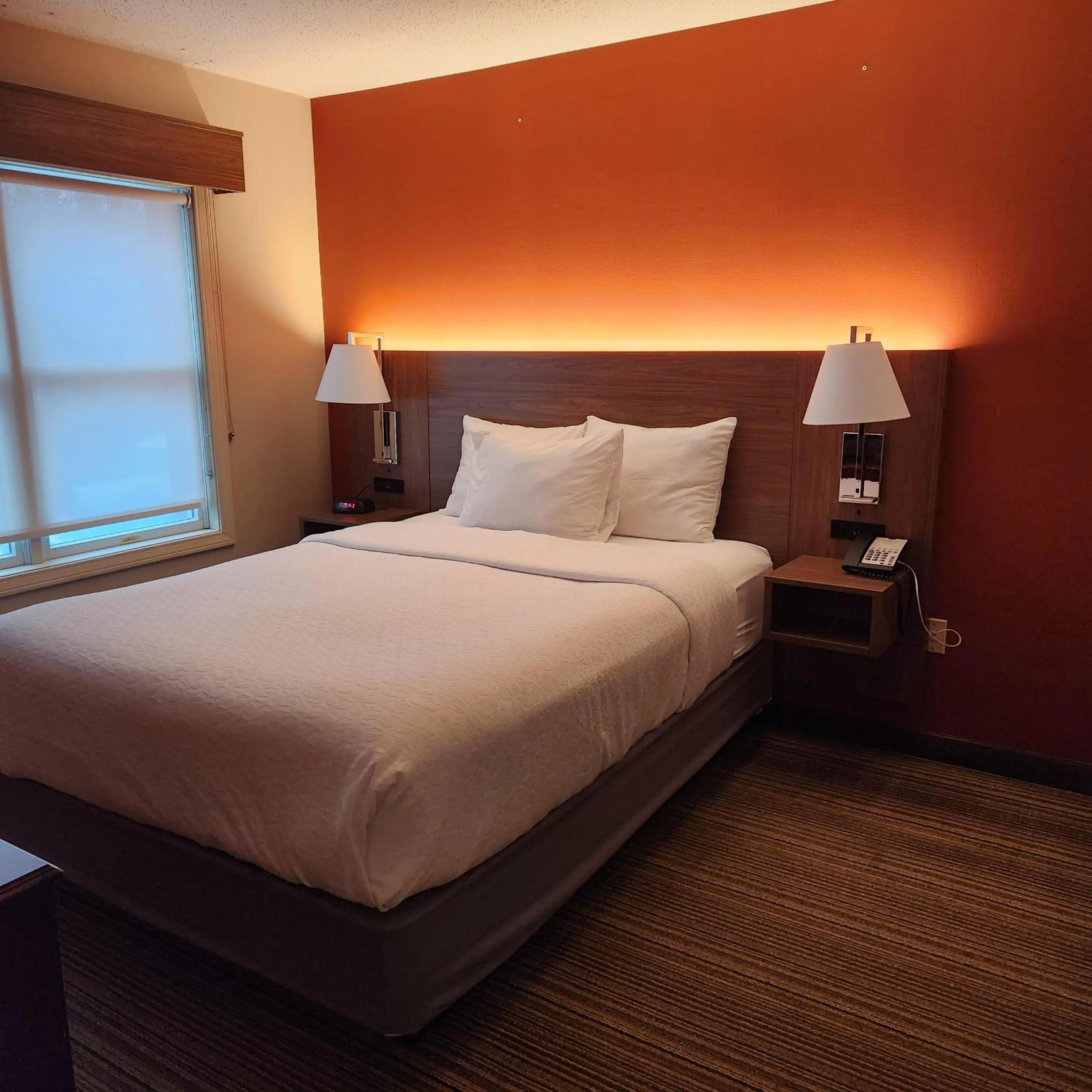 Bedroom, Bed in Hawthorn Suites by Wyndham Erie