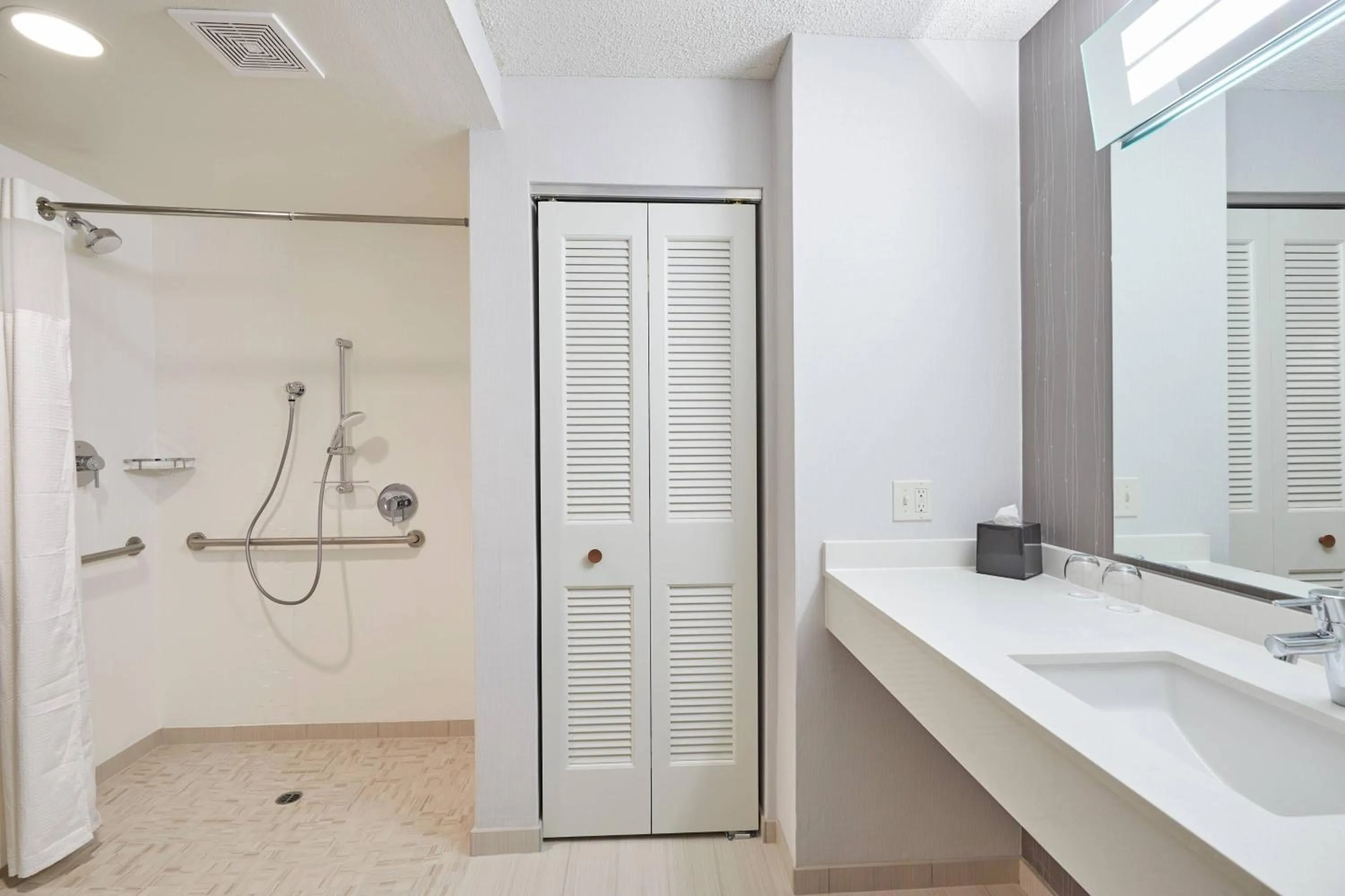 Bathroom in Courtyard by Marriott Eugene Springfield