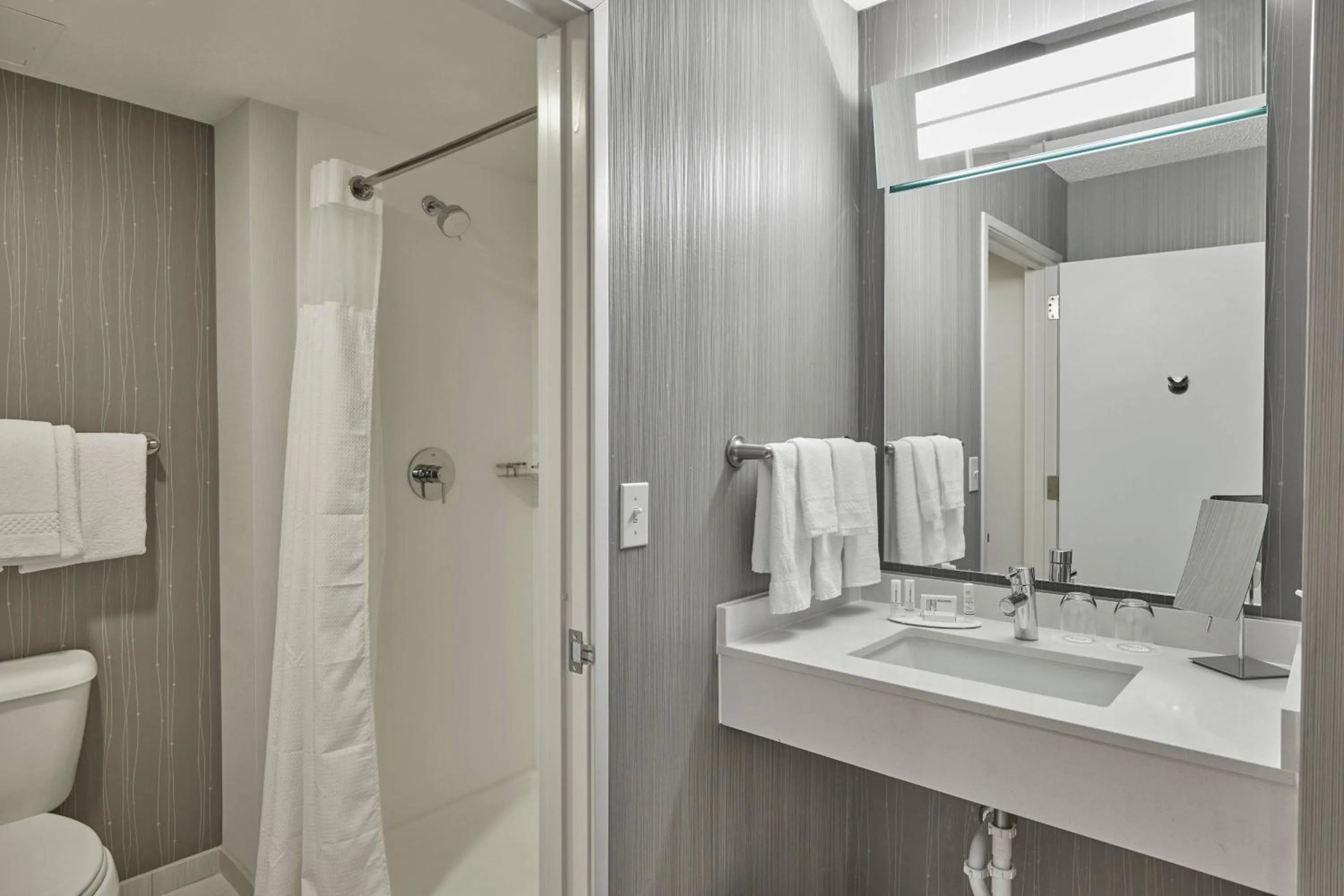 Bathroom in Courtyard by Marriott Eugene Springfield