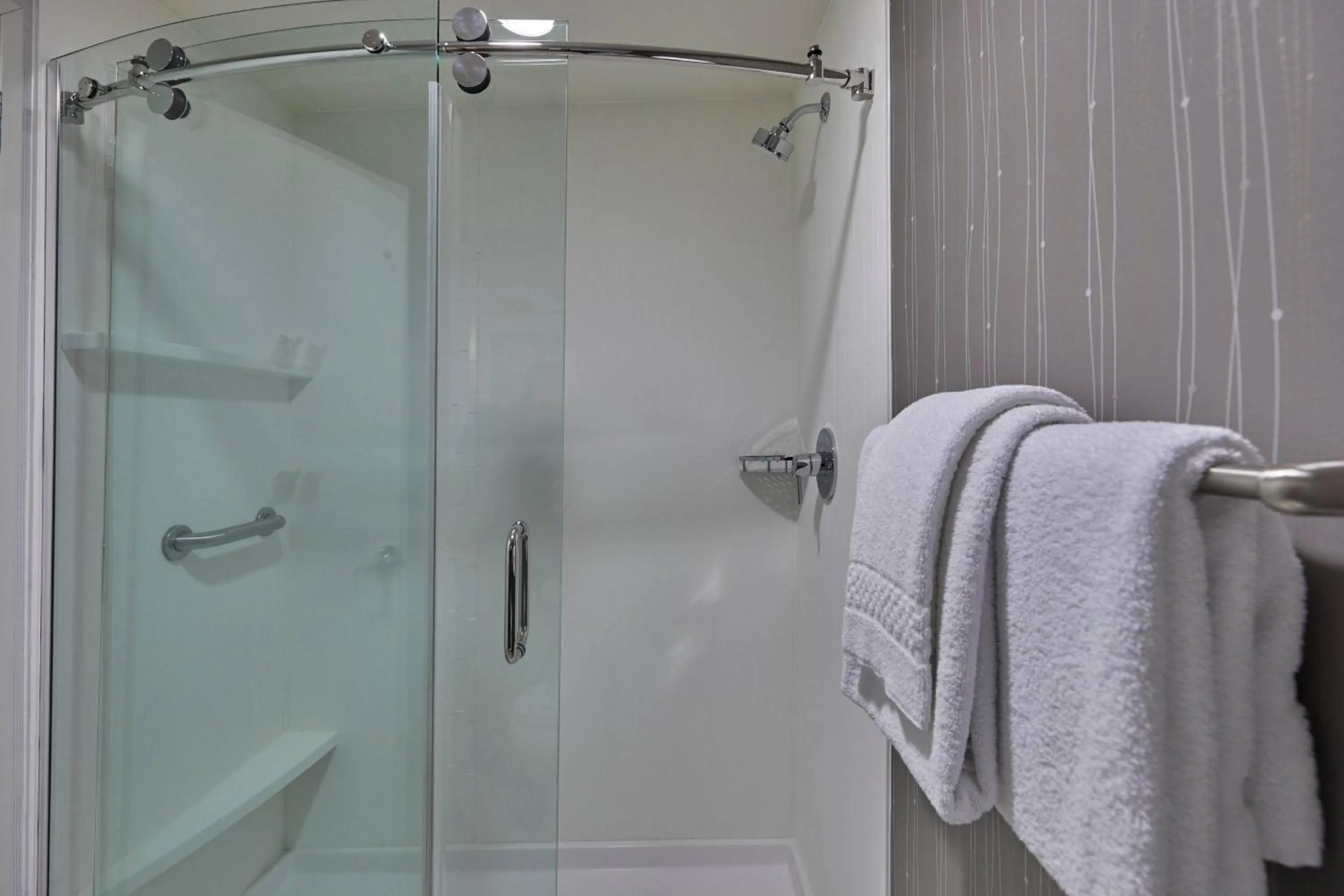 Bathroom in Courtyard by Marriott Eugene Springfield