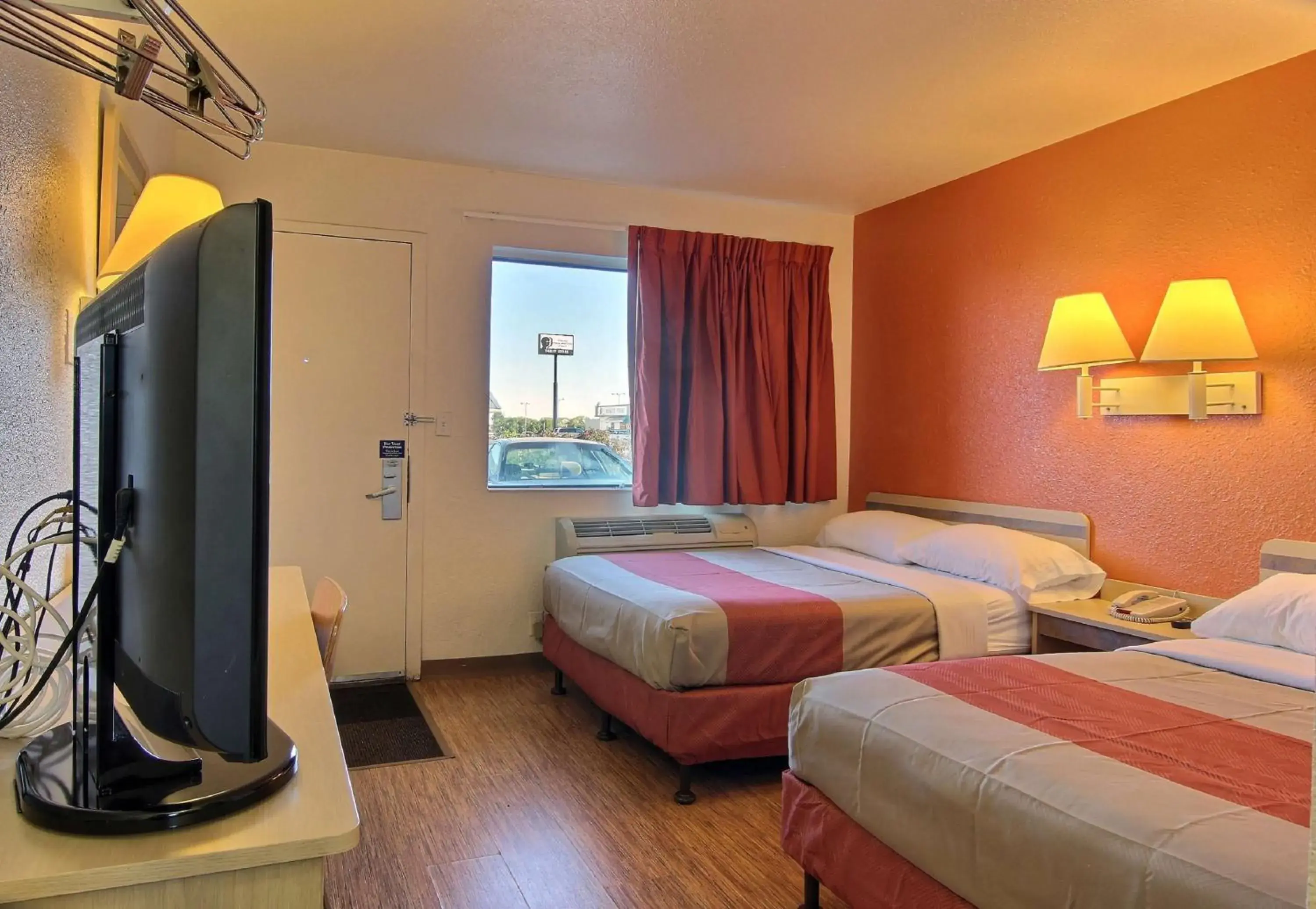 TV and multimedia, Bed in Motel 6 Bismarck, ND