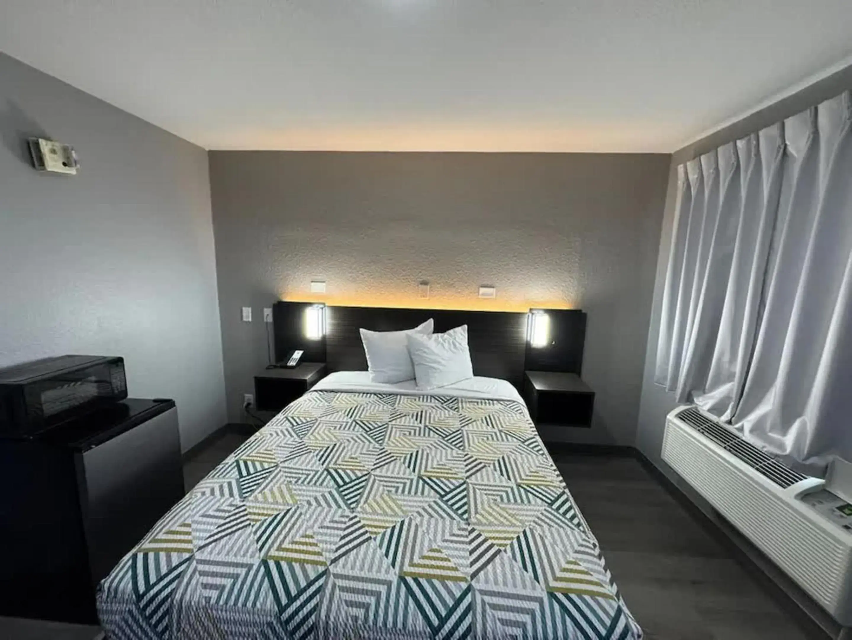 Bedroom, Bed in Motel 6-Bismarck, ND Bedroom, Bed in Motel 6-Bismarck, ND