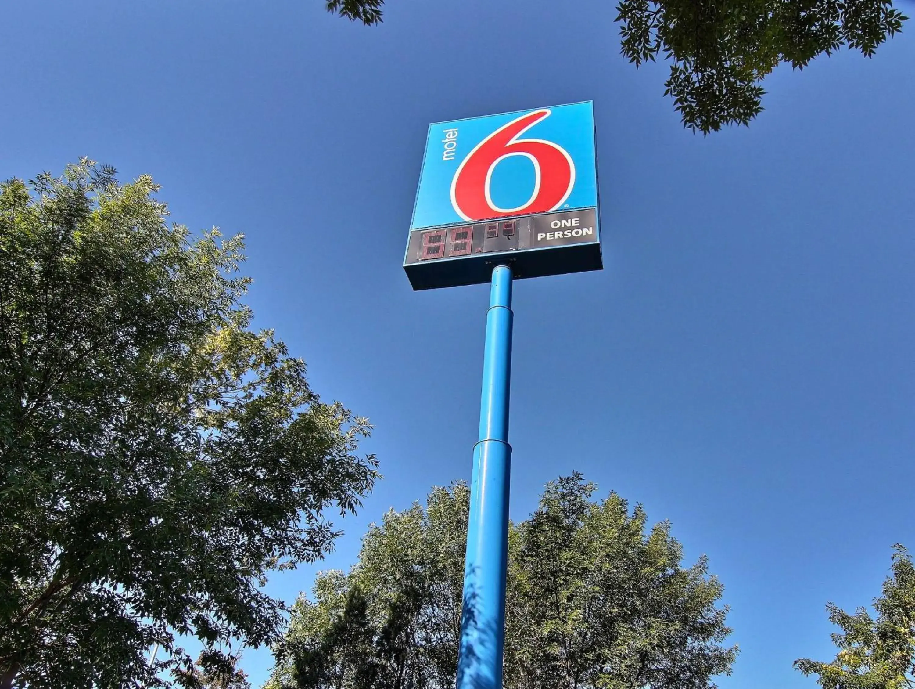 Property building, Property Logo/Sign in Motel 6 Bismarck, ND