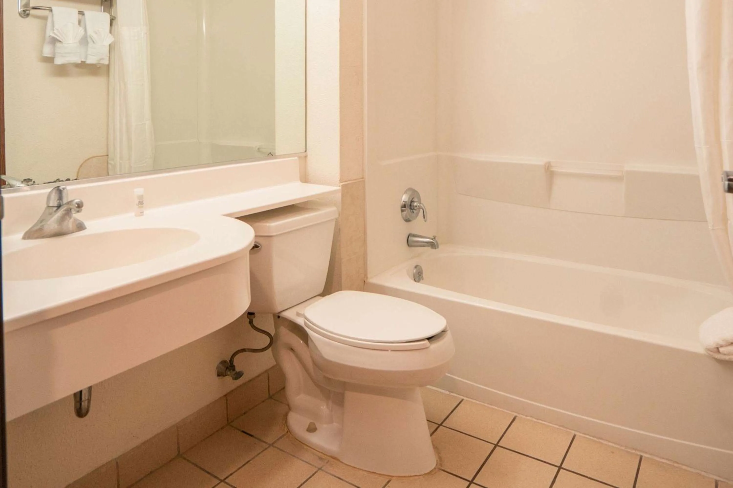 Bathroom in Microtel Inn and Suites by Wyndham Ciudad Juarez, US Consulate