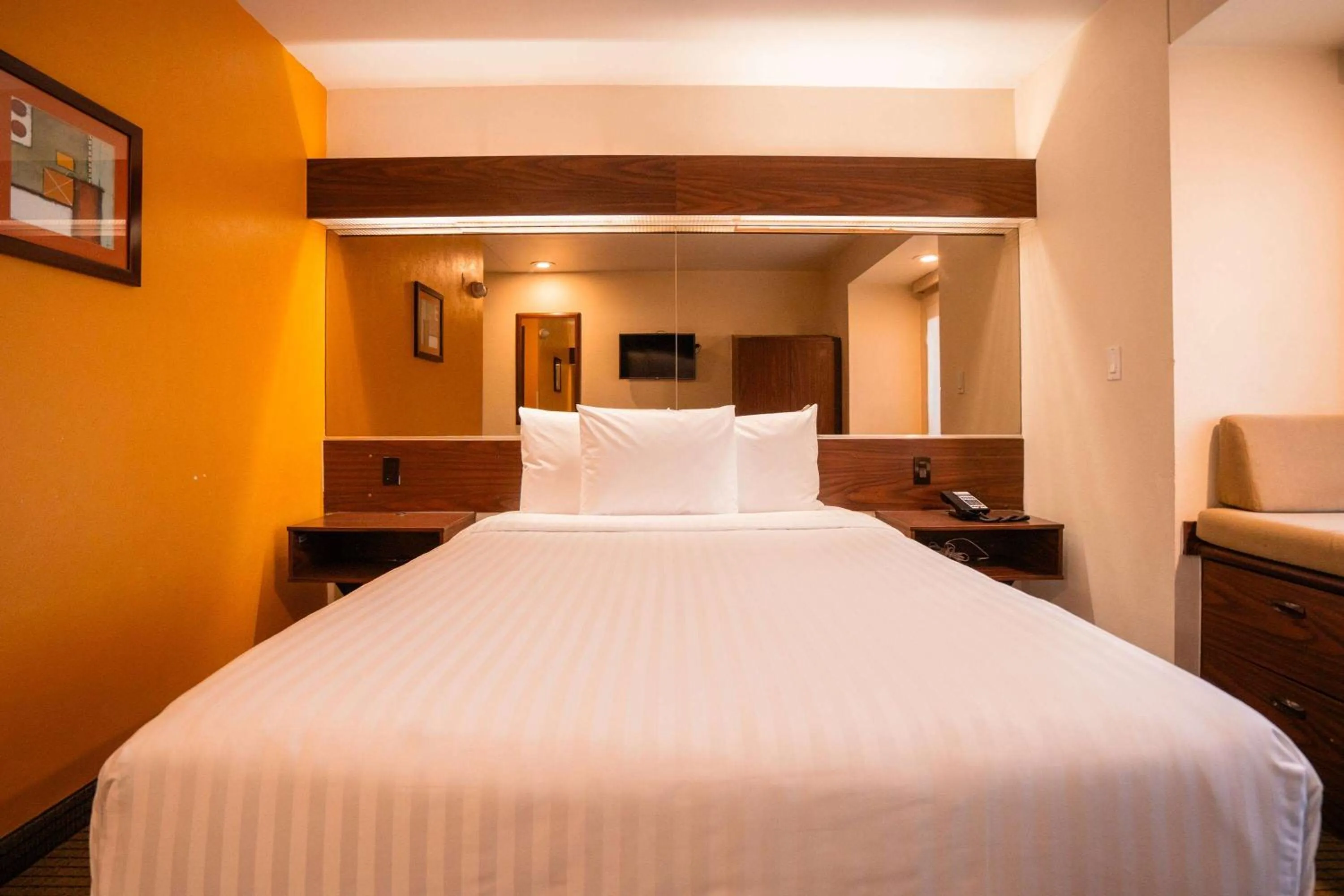 Photo of the whole room, Bed in Microtel Inn and Suites by Wyndham Ciudad Juarez, US Consulate