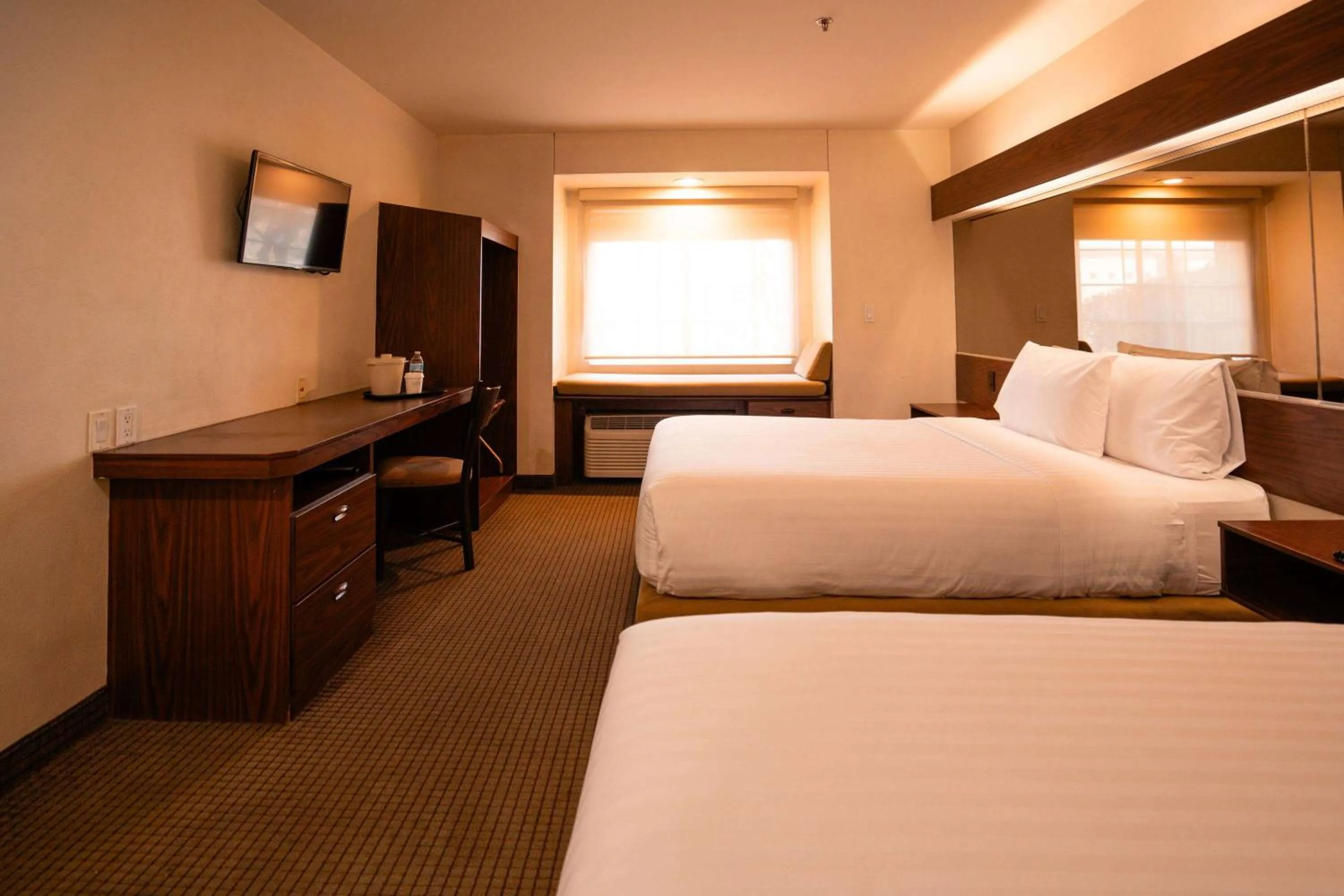 Photo of the whole room, Bed in Microtel Inn and Suites by Wyndham Ciudad Juarez, US Consulate