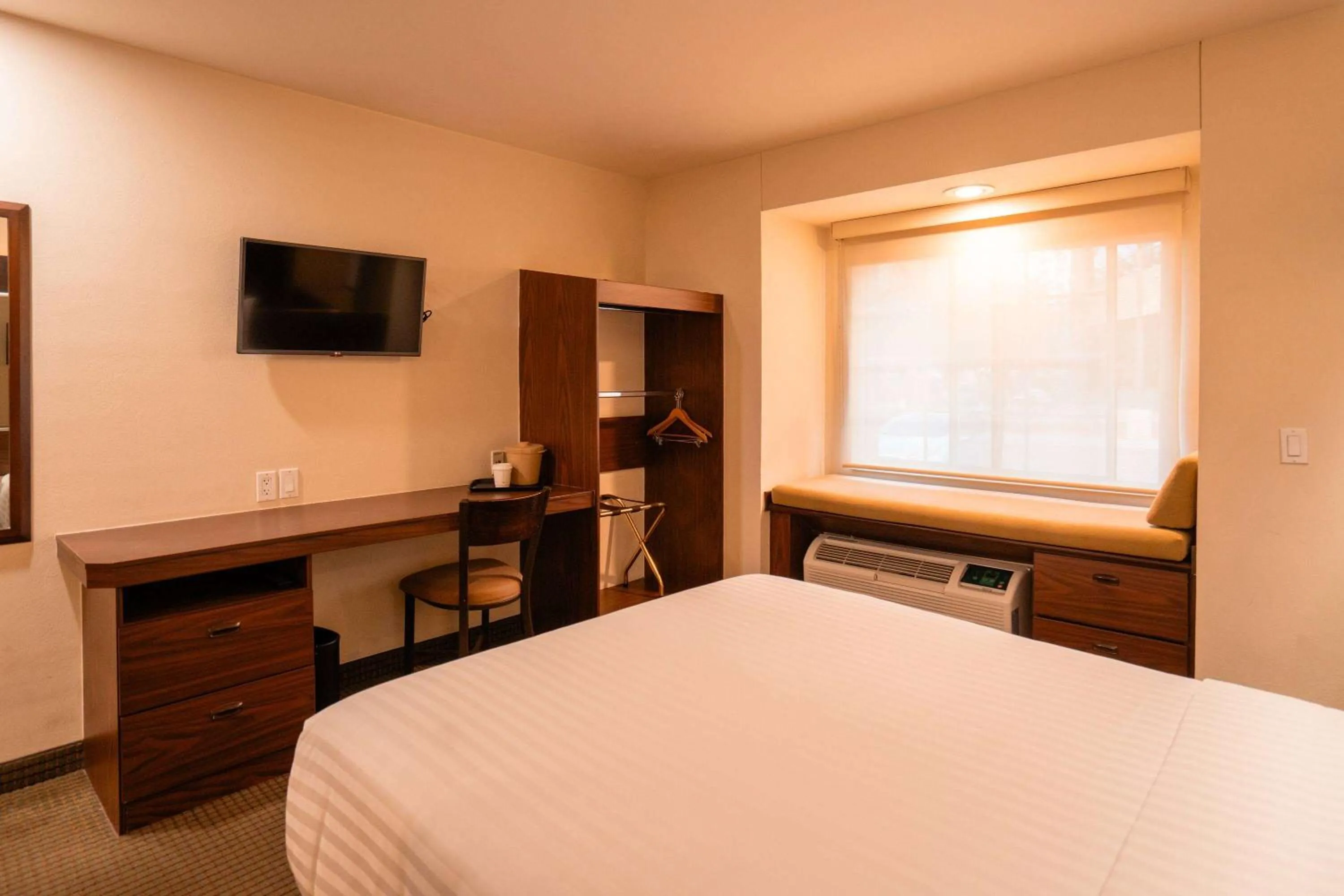 Photo of the whole room, Bed in Microtel Inn and Suites by Wyndham Ciudad Juarez, US Consulate