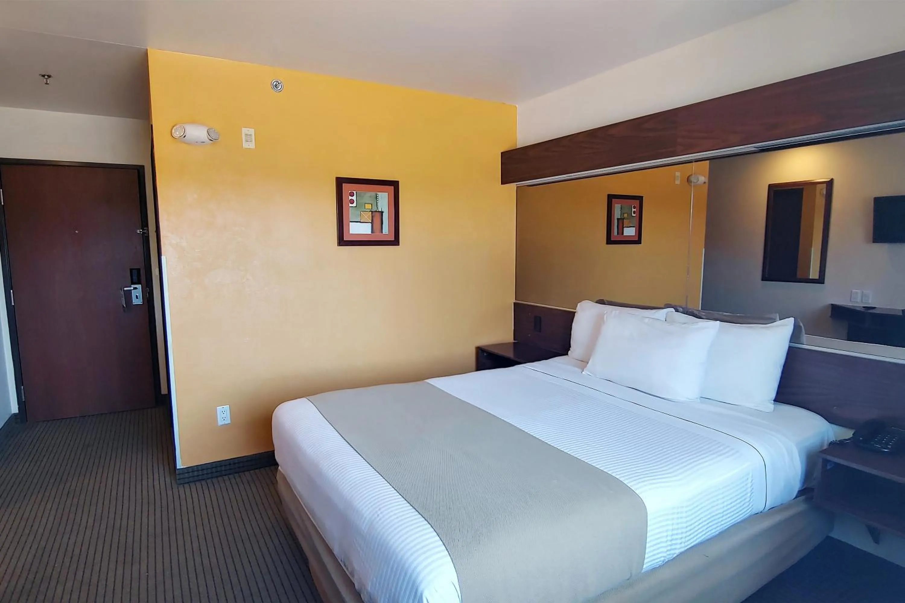 Bed in Microtel Inn and Suites by Wyndham Ciudad Juarez, US Consulate