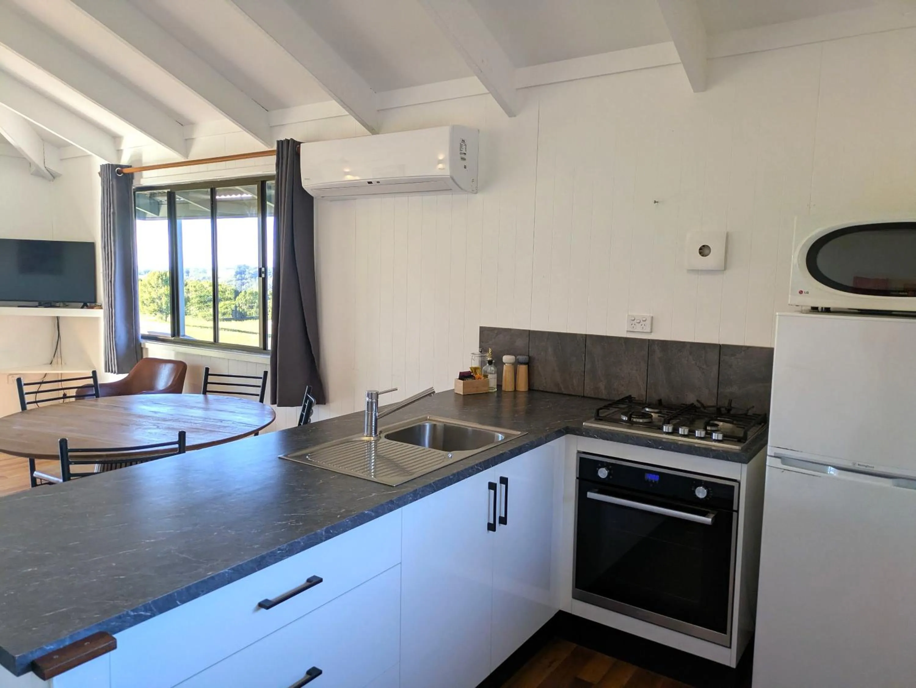 Kitchen or kitchenette in Alstonville Country Cottages