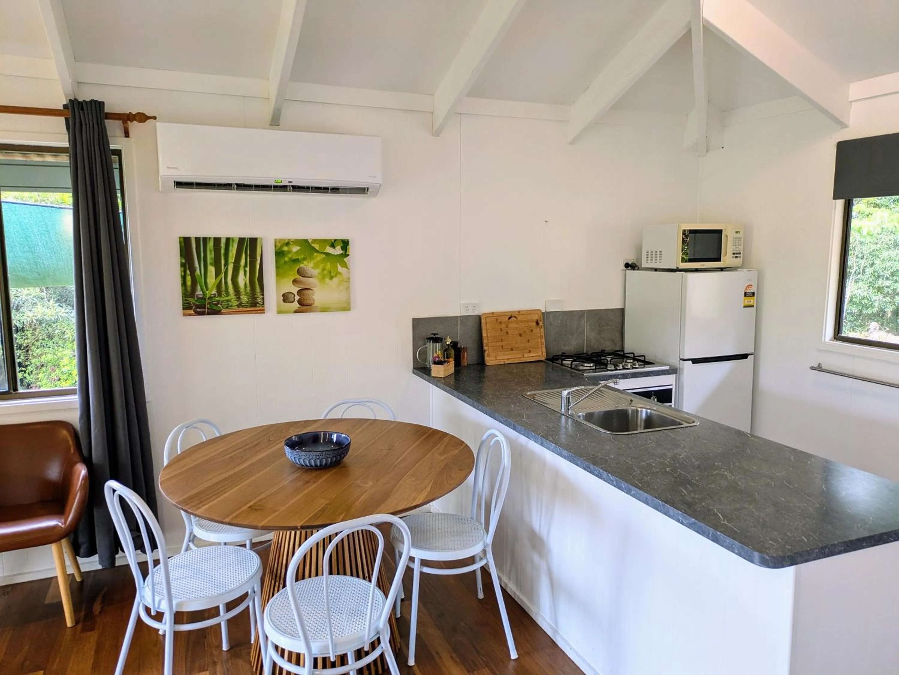 Kitchen or kitchenette in Alstonville Country Cottages