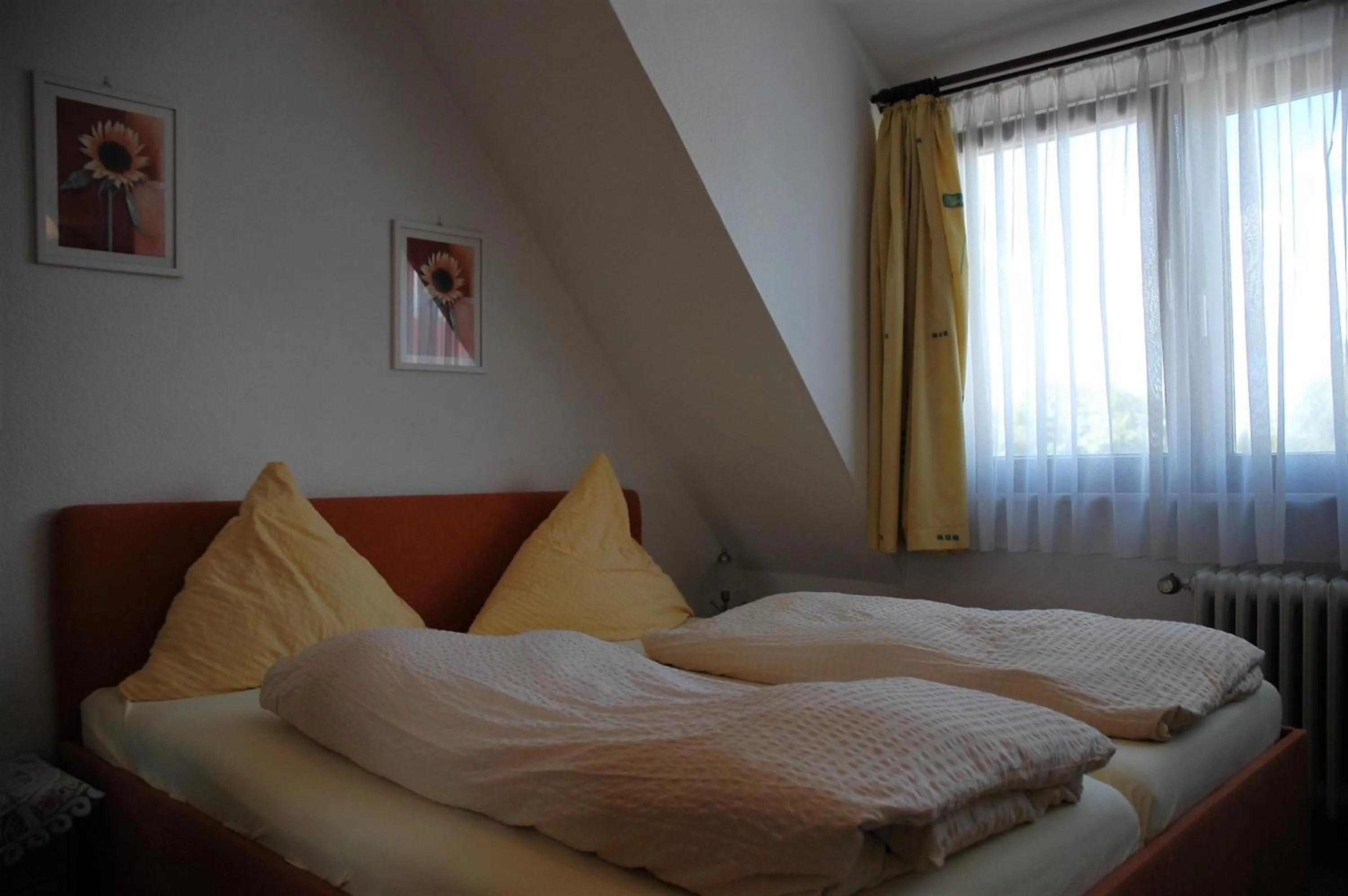 Photo of the whole room, Bed in Dinkelsbühler Hof