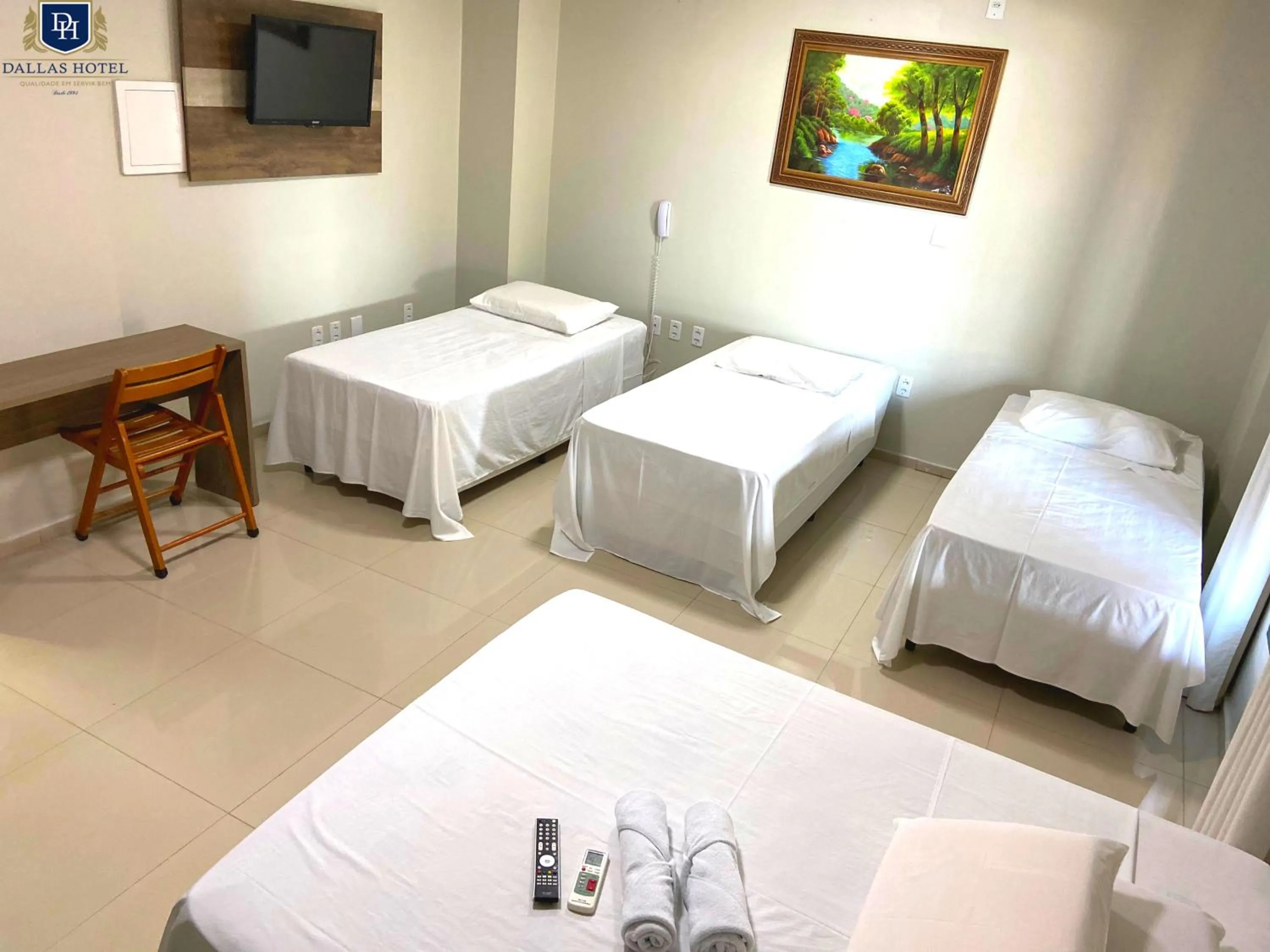 Photo of the whole room, Bed in Dallas Hotel Premium