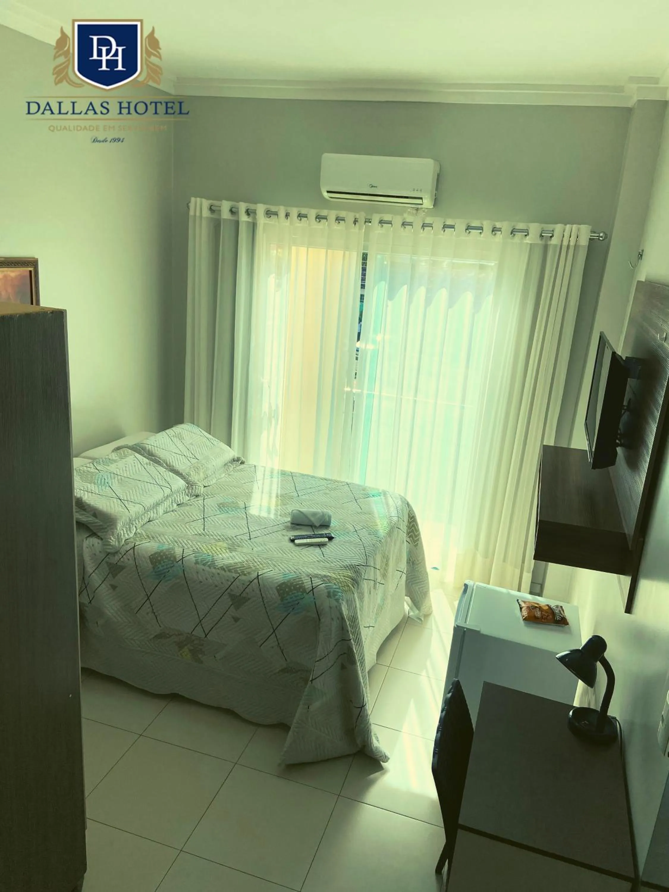 Photo of the whole room, Bed in Dallas Hotel Premium