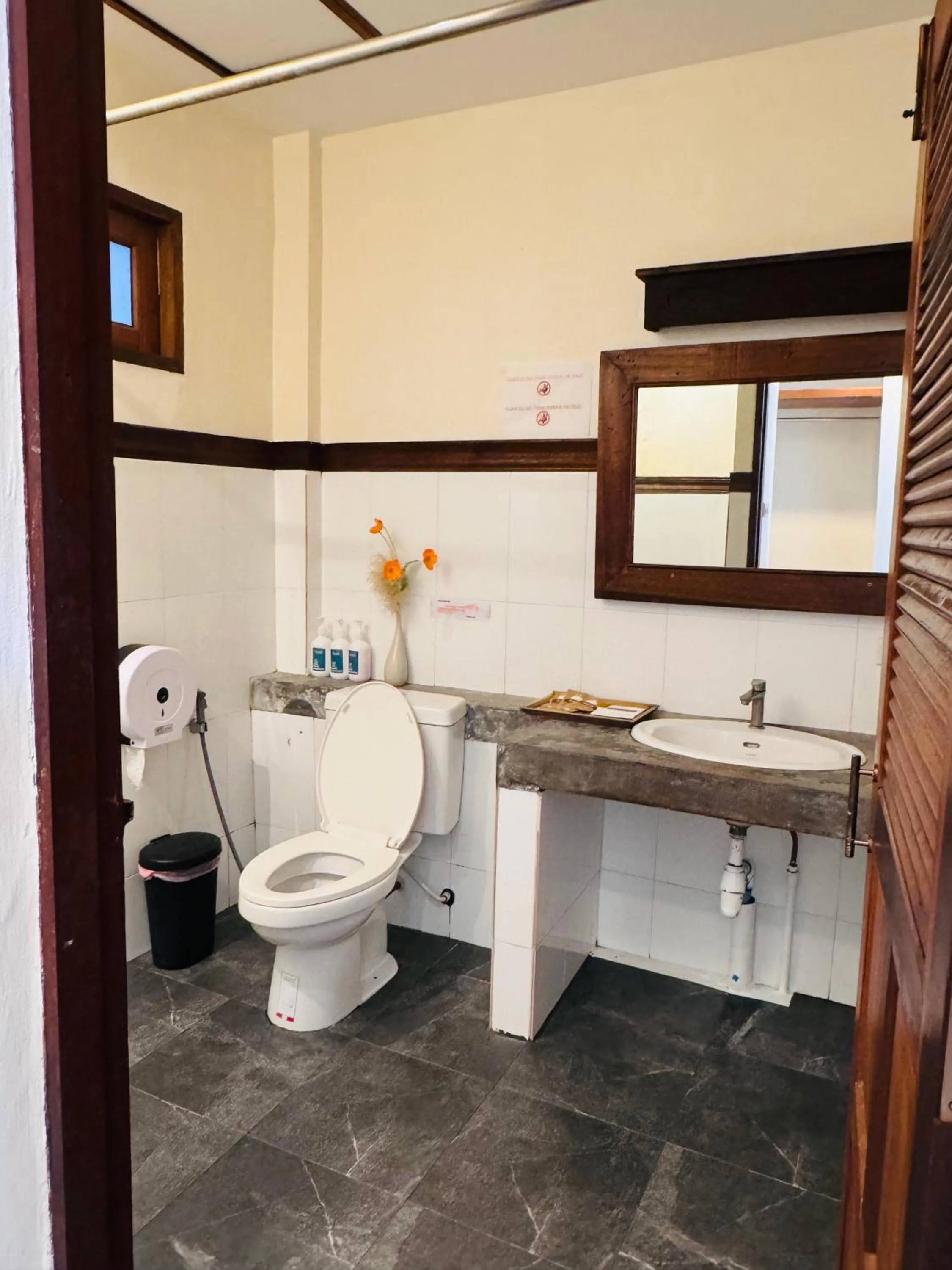 Toilet in Chunut House Resort