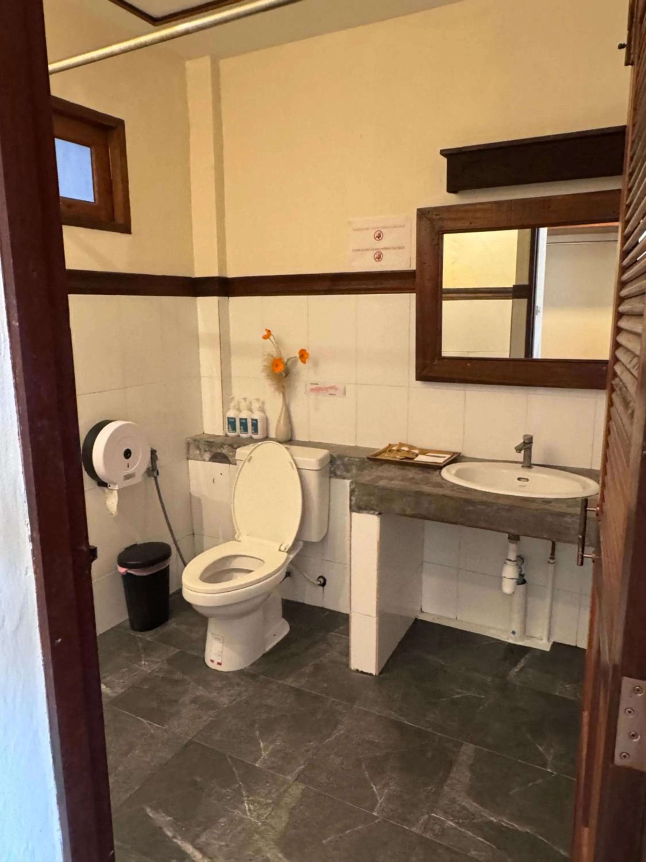 Toilet in Chunut House Resort