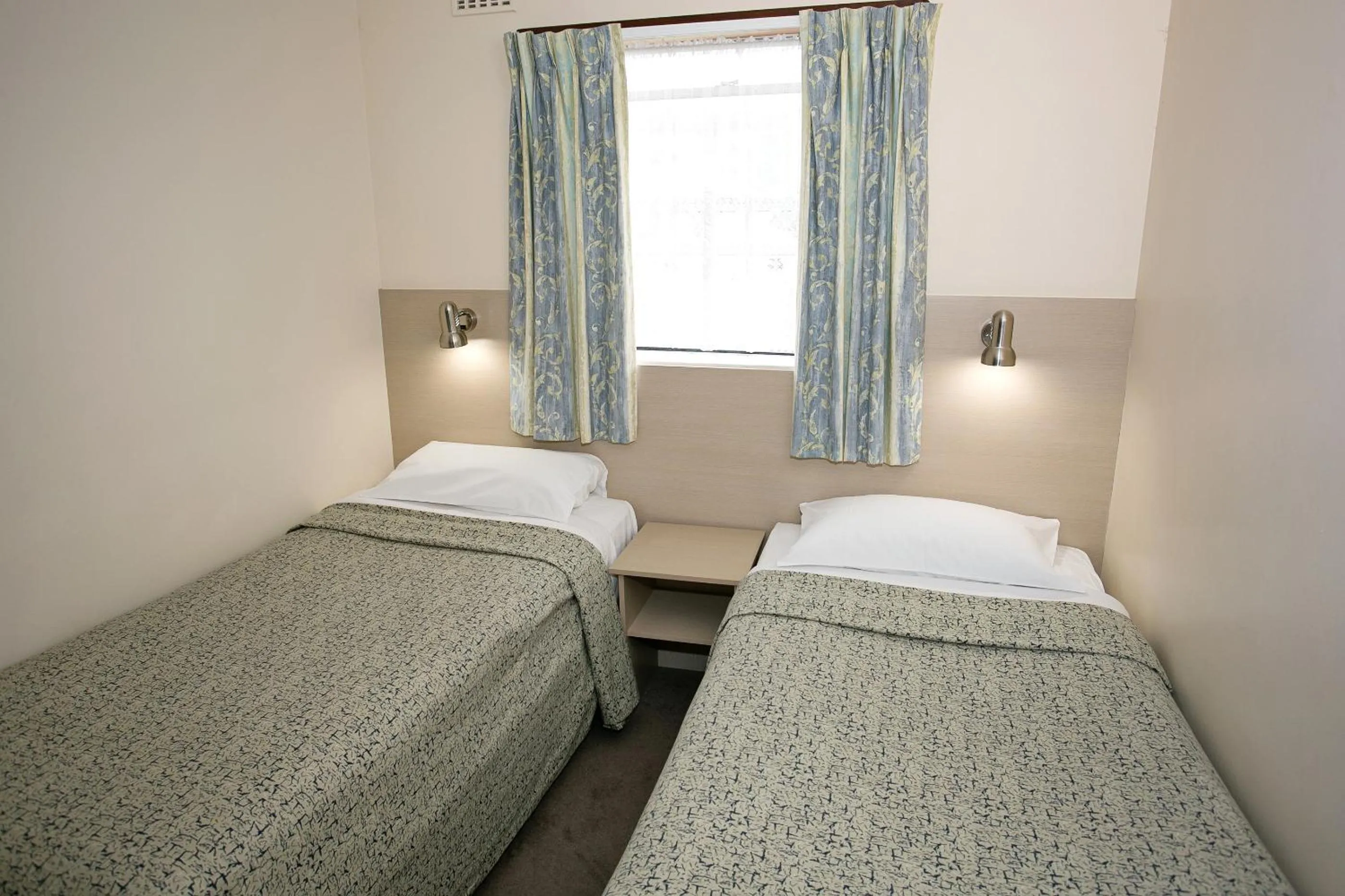 Bedroom, Bed in Dolphin Lodge Albany - Self Contained Apartments at Middleton Beach