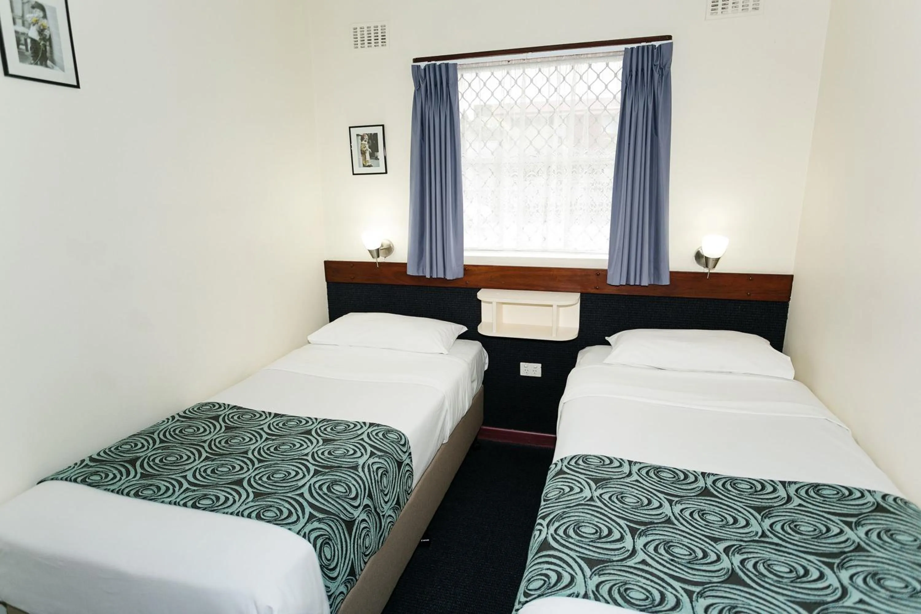 Bedroom, Bed in Dolphin Lodge Albany - Self Contained Apartments at Middleton Beach