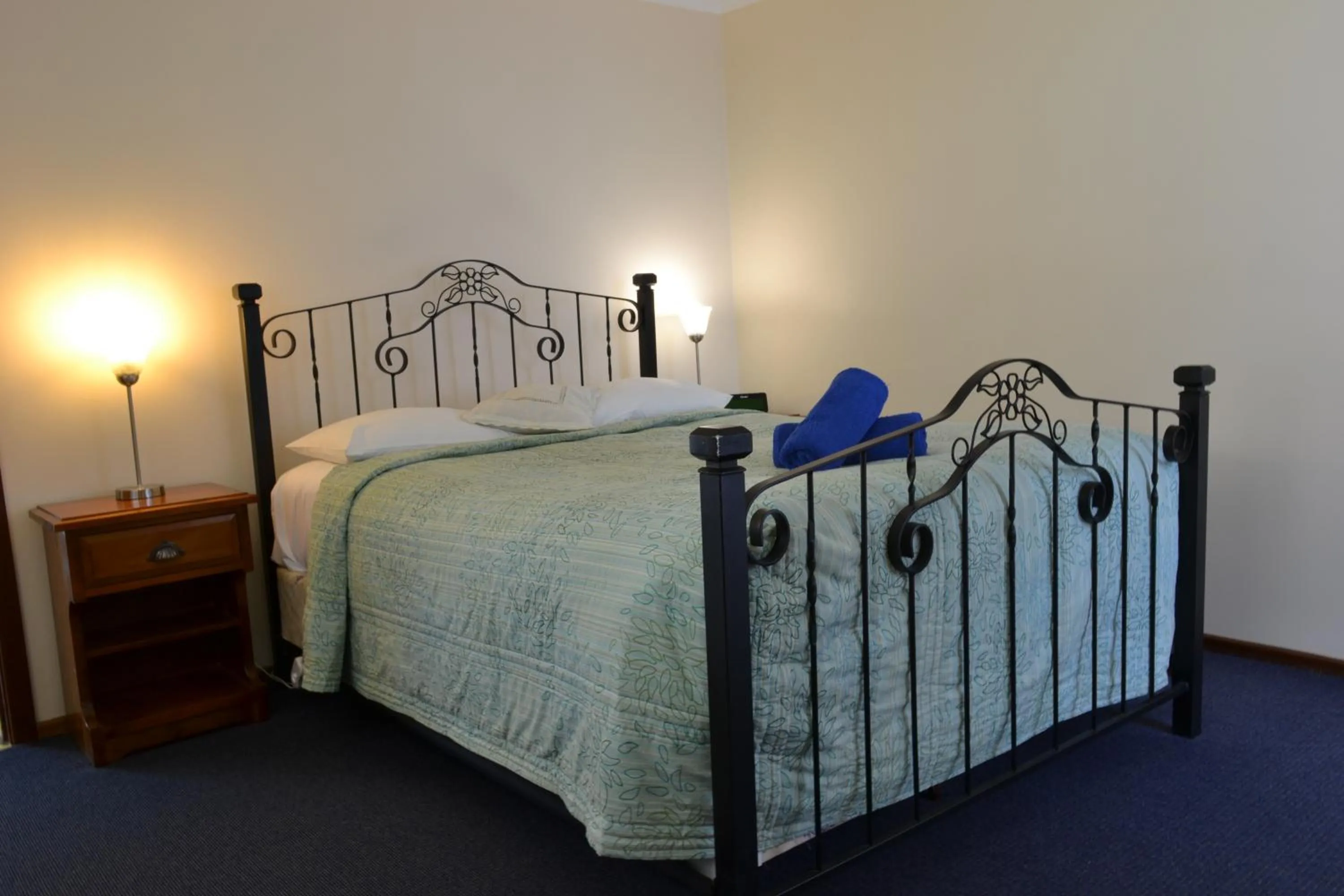 People, Bed in Dolphin Lodge Albany - Self Contained Apartments at Middleton Beach