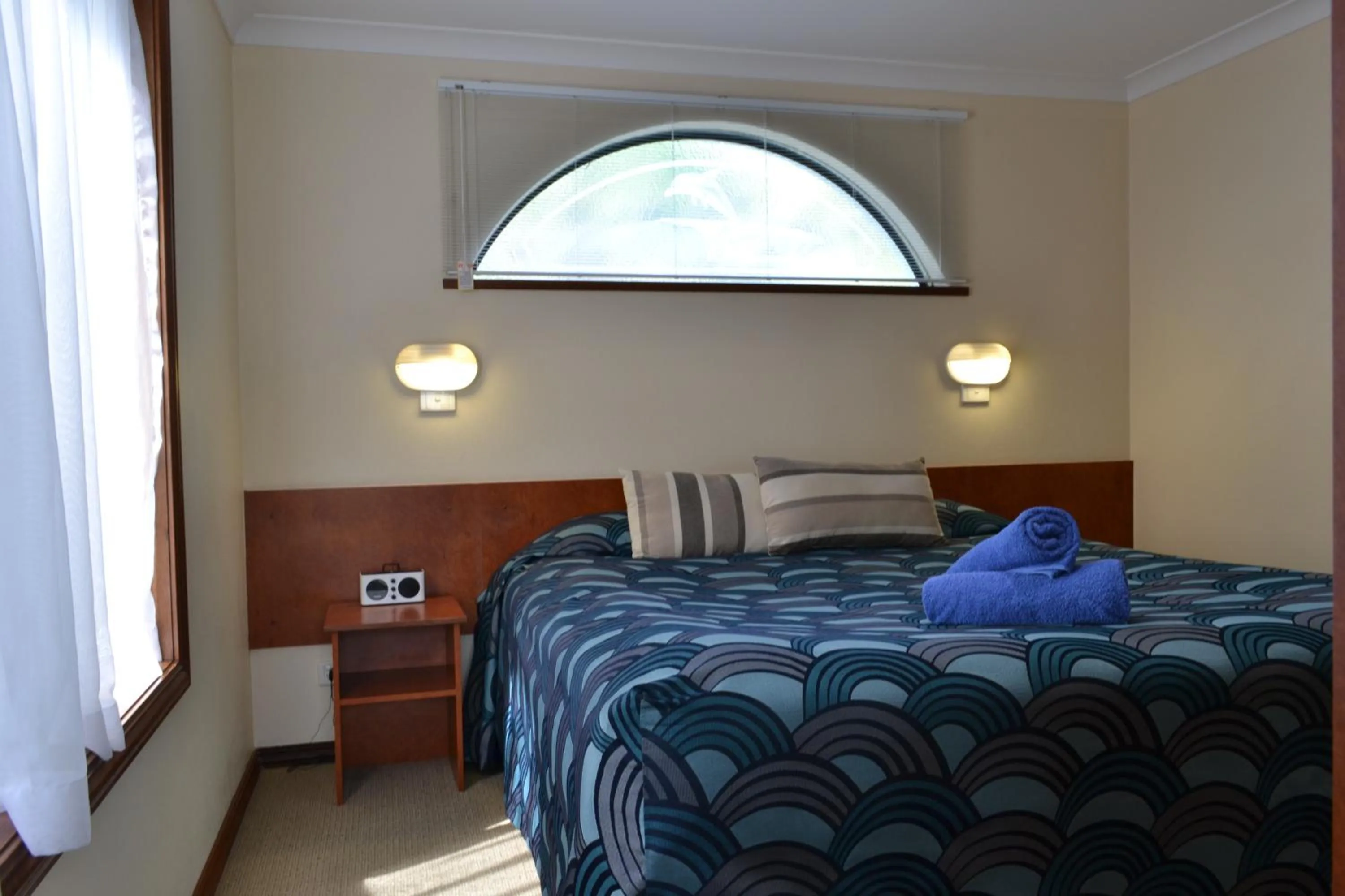 Bedroom, Bed in Dolphin Lodge Albany - Self Contained Apartments at Middleton Beach