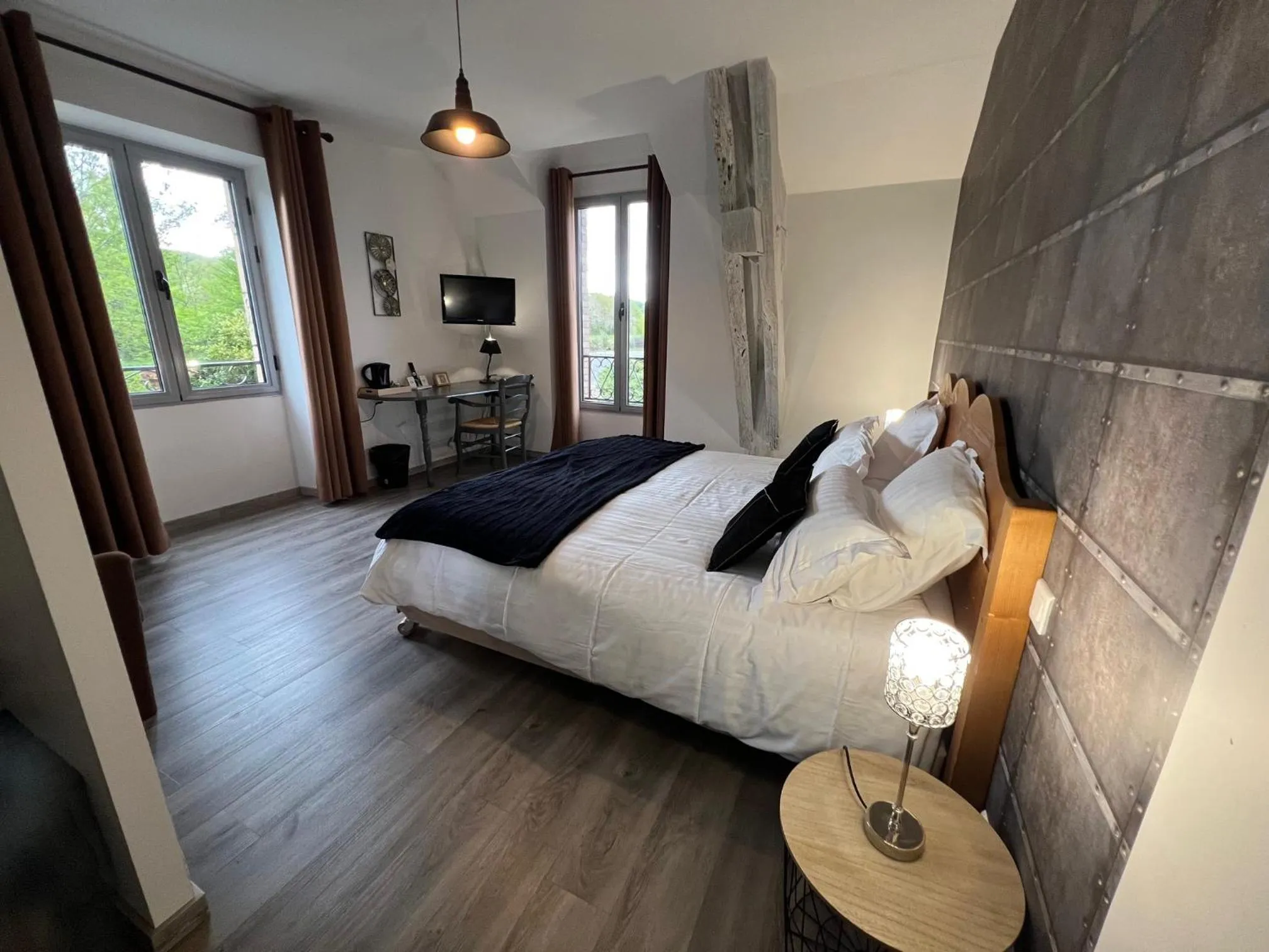 Bed in Logis Hôtel Auberge de Cartassac