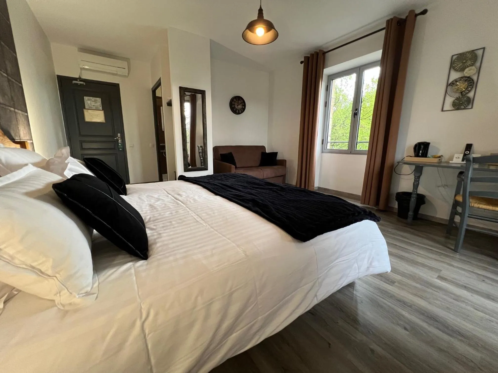 Bed in Logis Hôtel Auberge de Cartassac