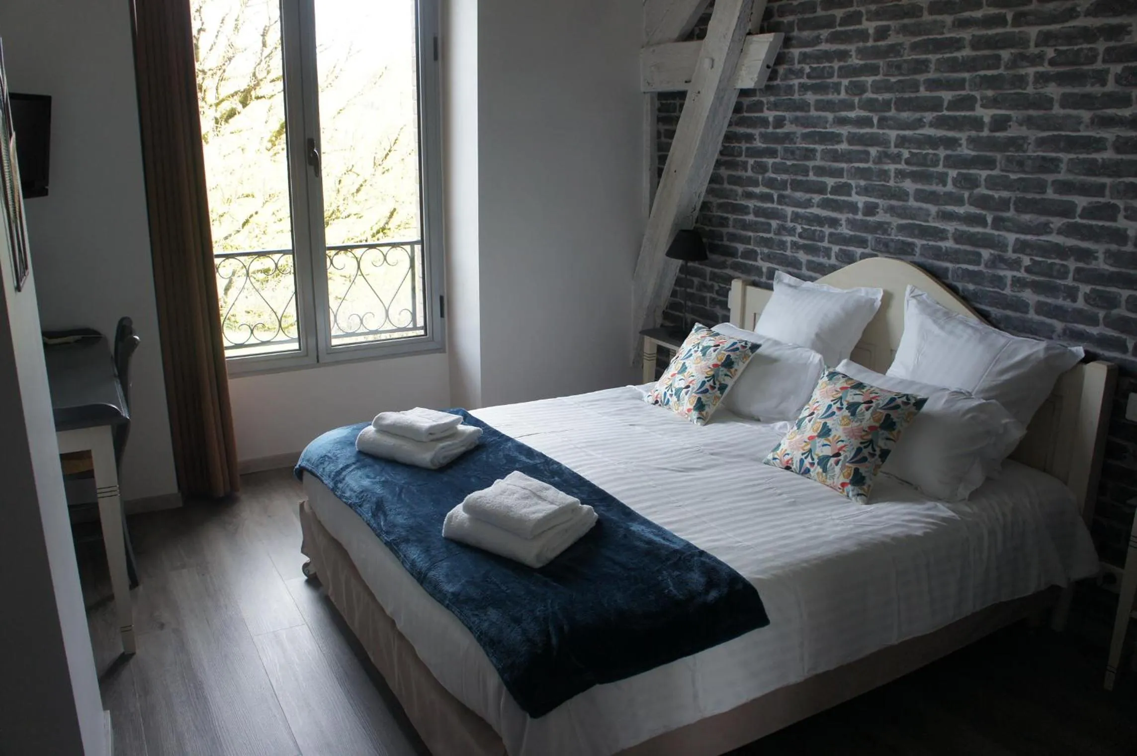 Bed in Logis Hôtel Auberge de Cartassac