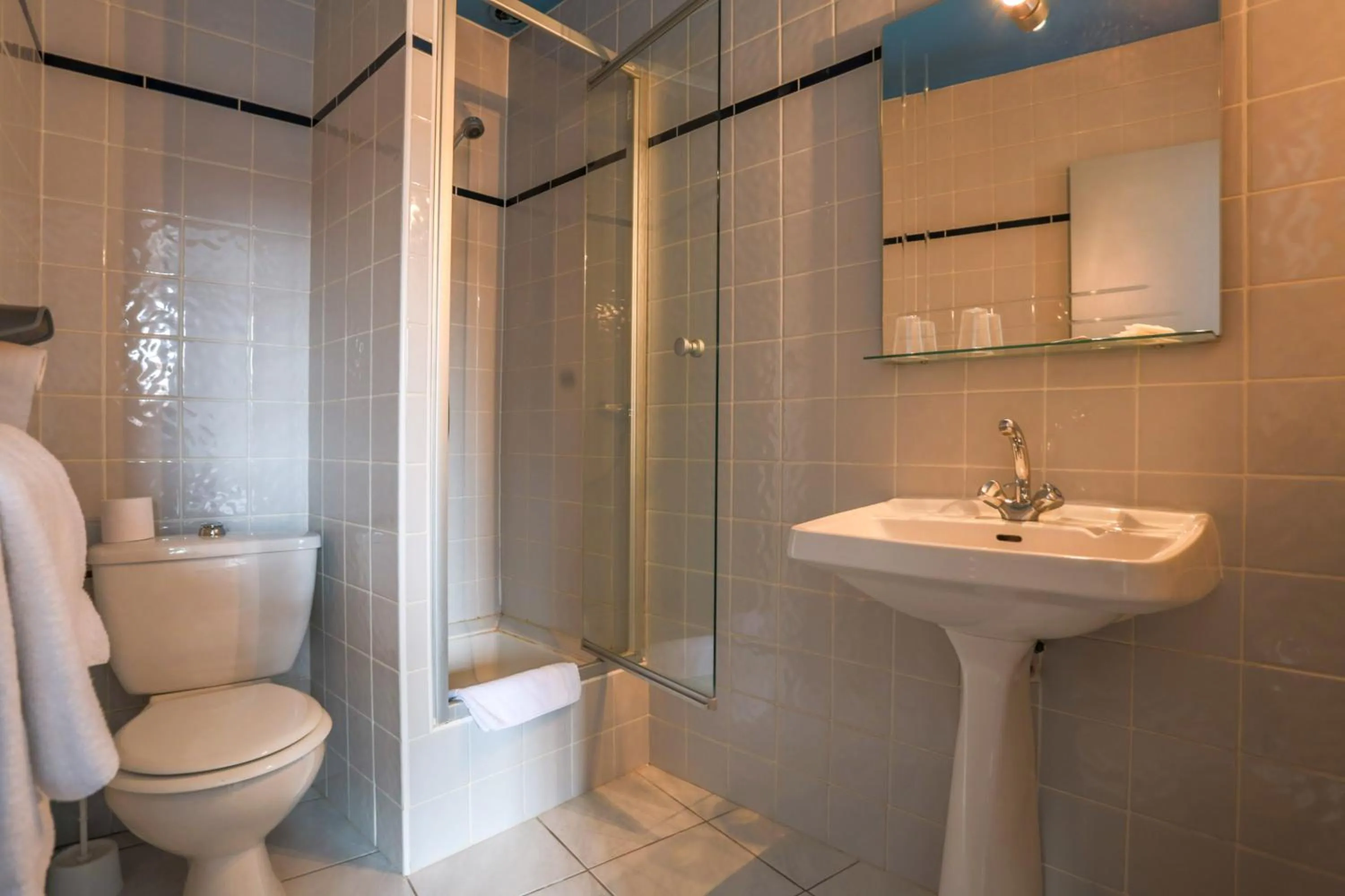 Bathroom in Hotel du Commerce