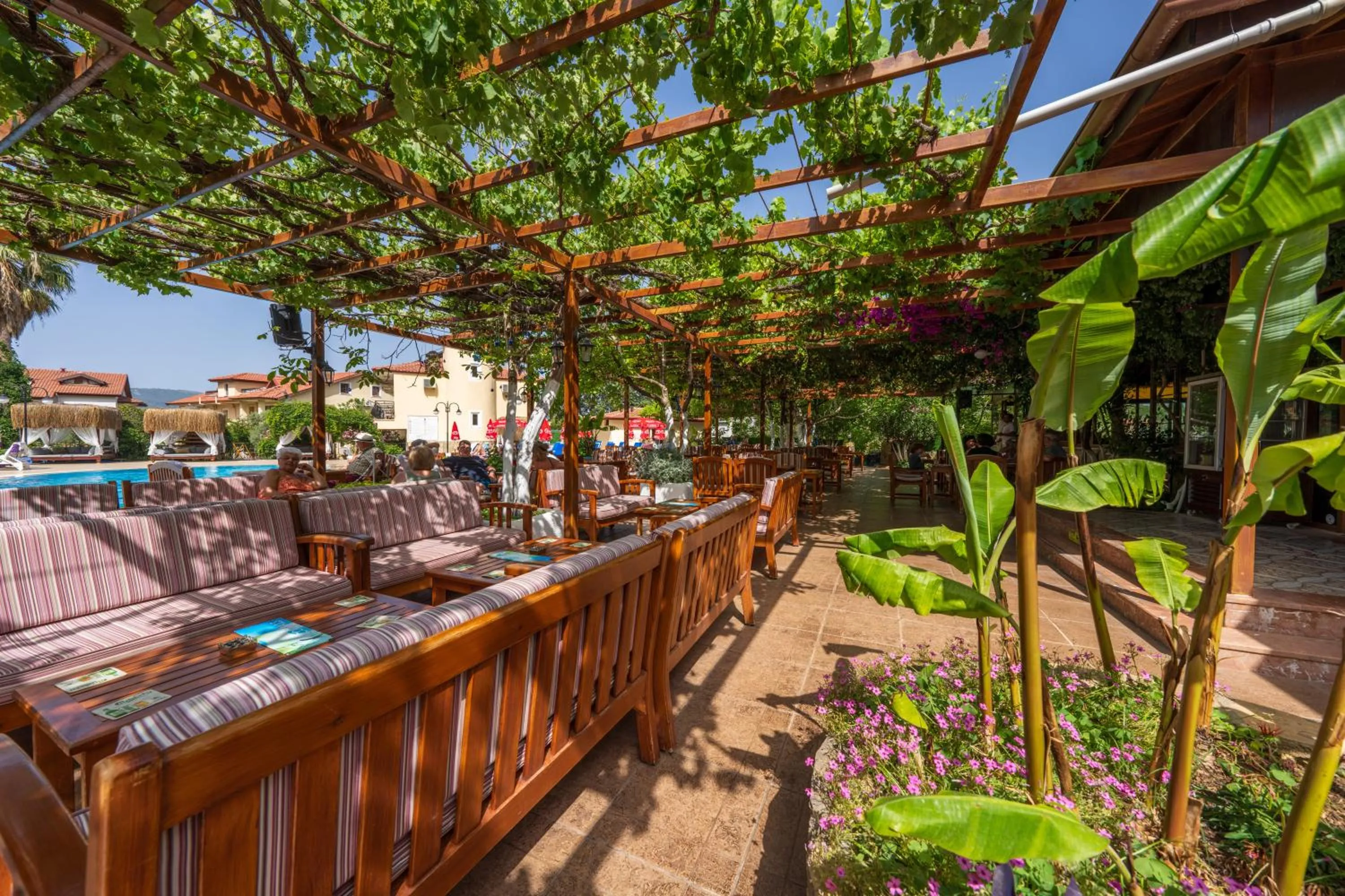Restaurant/places to eat in Gokcen Hotel & Apartments