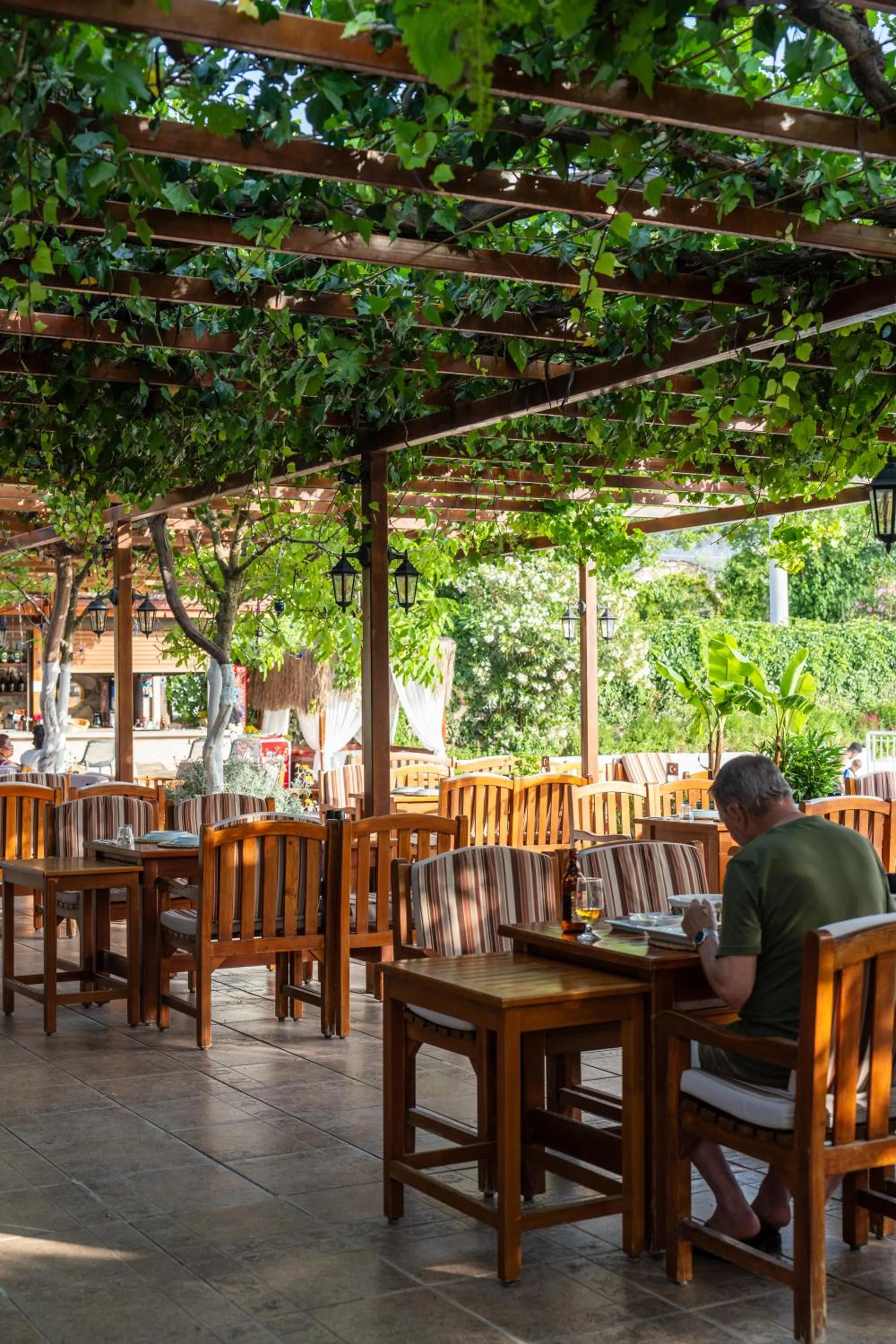 Restaurant/places to eat in Gokcen Hotel & Apartments