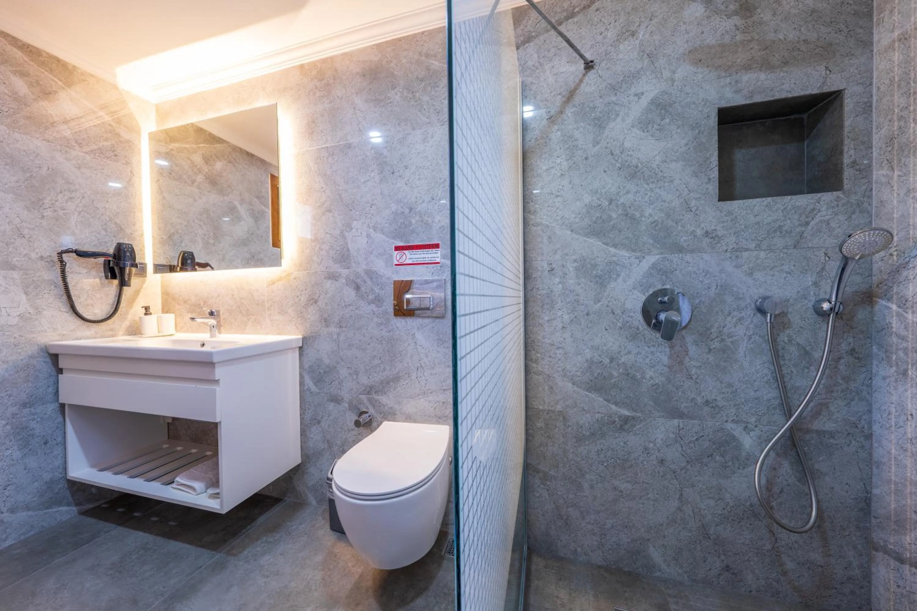 Shower in Gokcen Hotel & Apartments