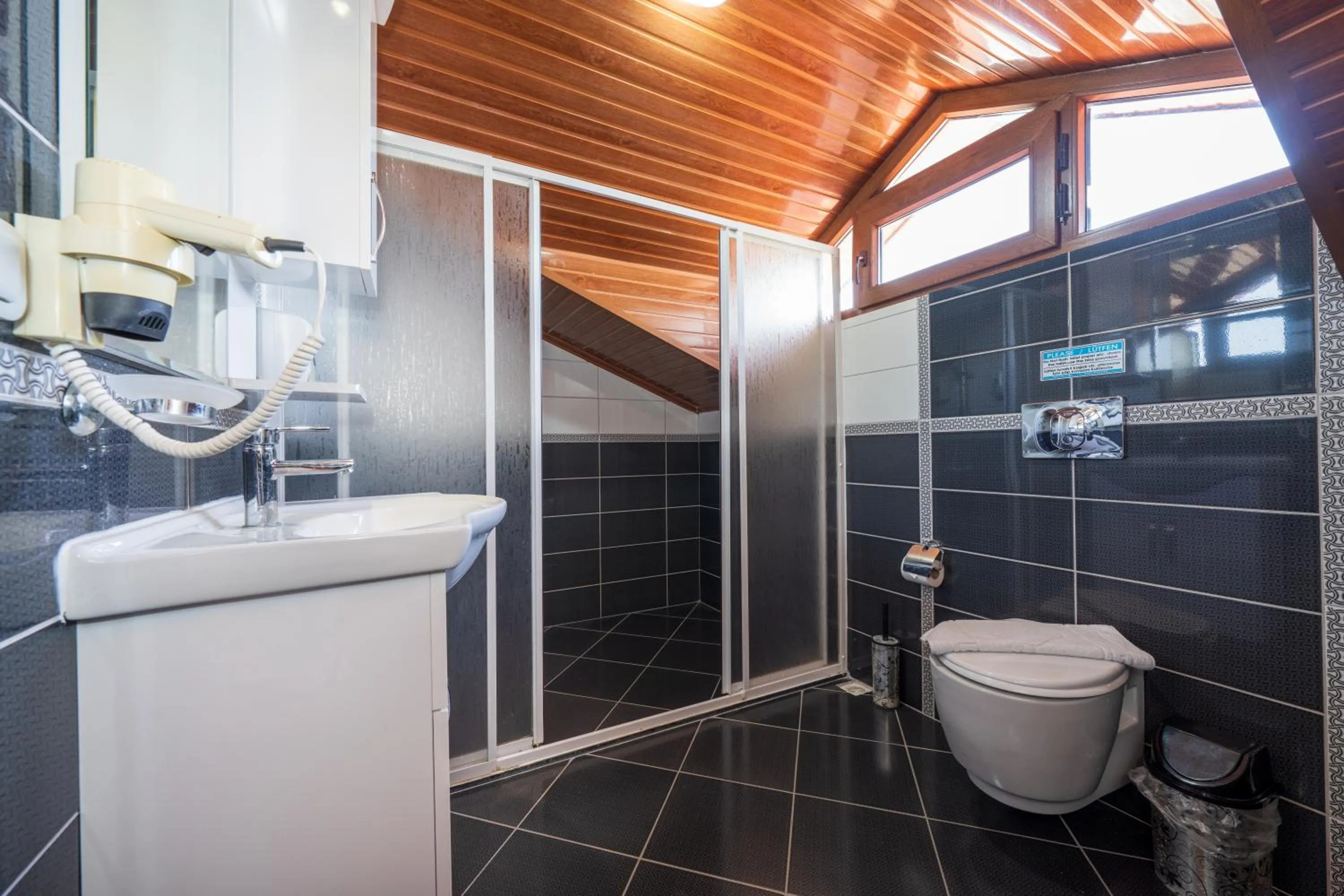 Shower in Gokcen Hotel & Apartments